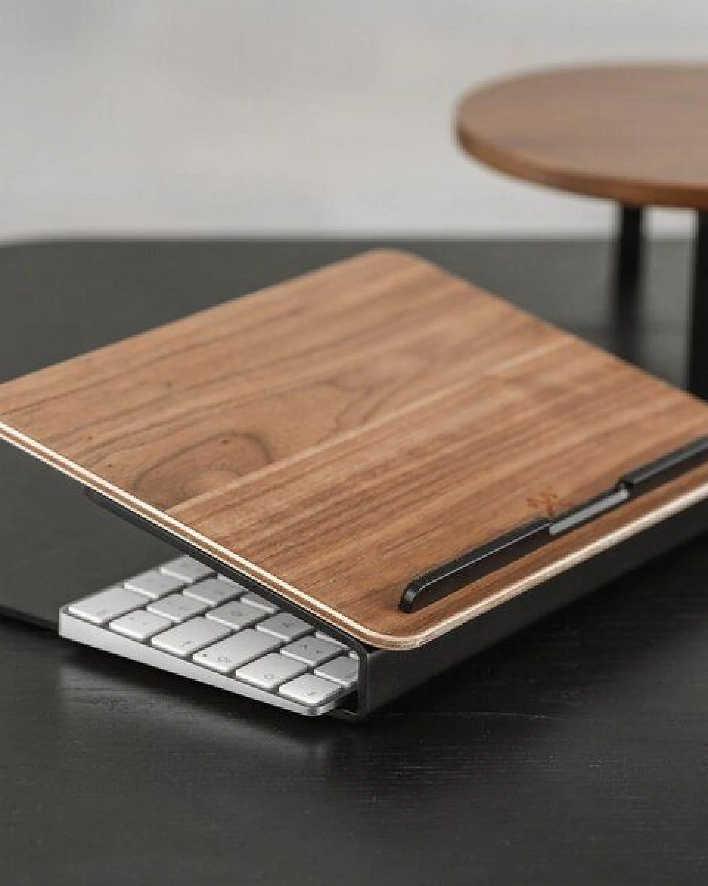 Woodcessories Premium Laptop Ständer aus Holz für 10-16 Zoll - Walnuss/Eiche – Ansicht 2