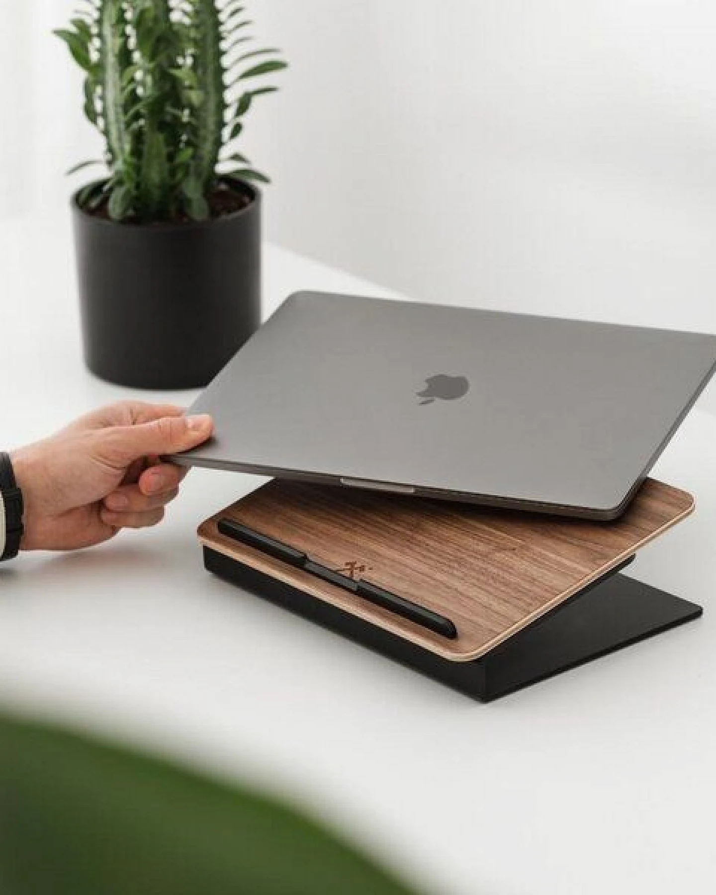Woodcessories Premium Laptop Ständer aus Holz für 10-16 Zoll - Walnuss/Eiche – Ansicht 3