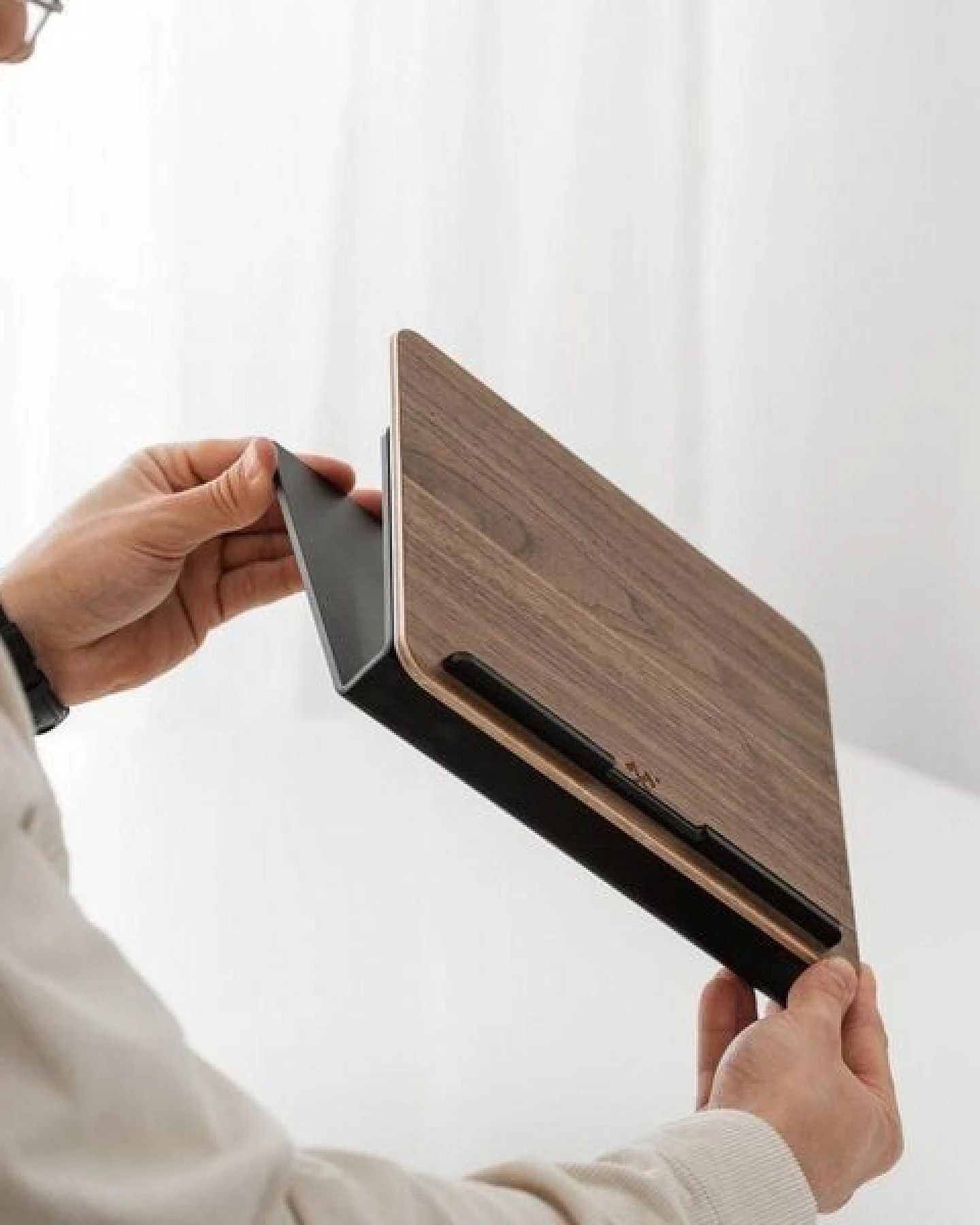 Woodcessories Premium Laptop Ständer aus Holz für 10-16 Zoll - Walnuss/Eiche – Ansicht 4
