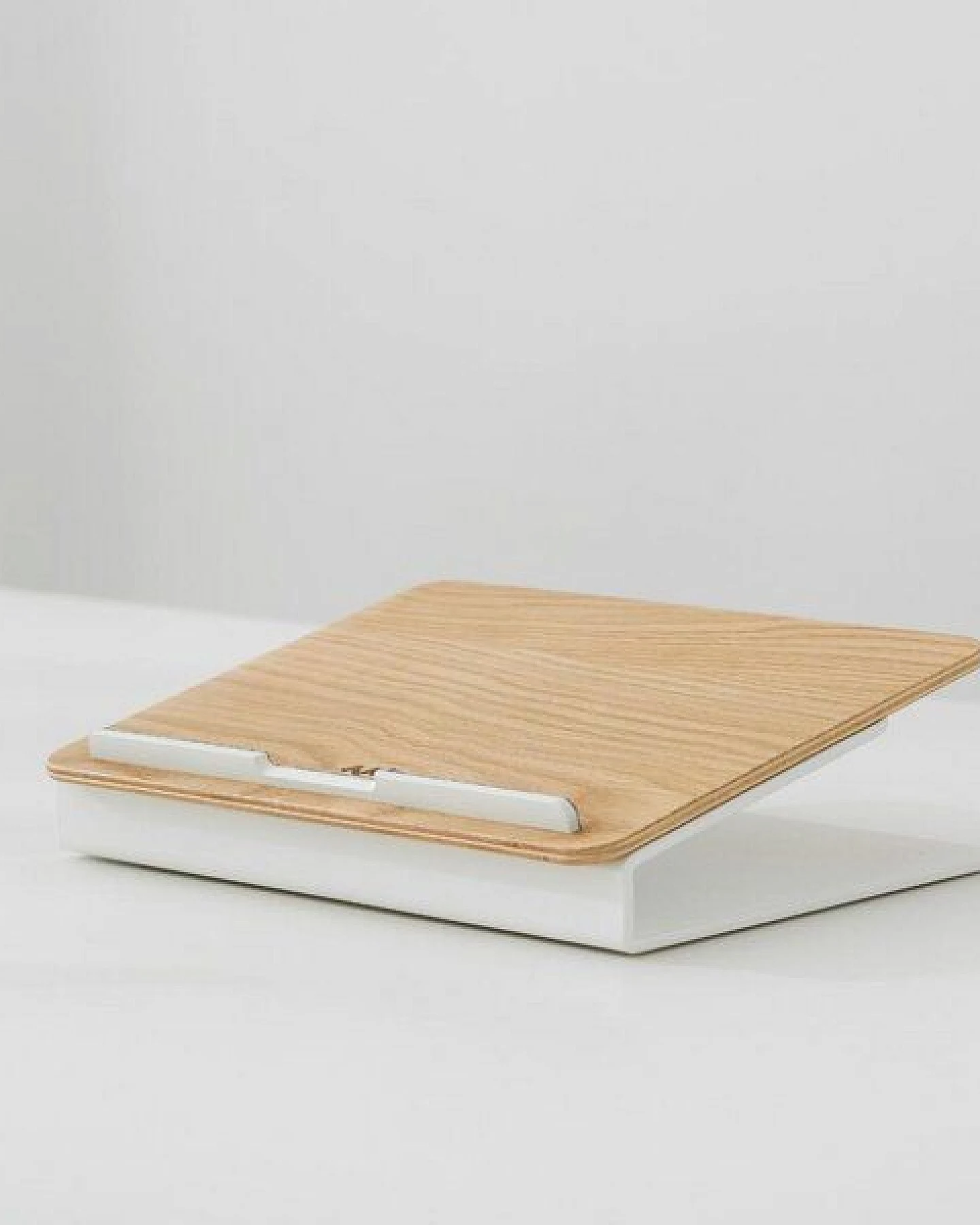 Woodcessories Premium Laptop Ständer aus Holz für 10-16 Zoll - Walnuss/Eiche – Ansicht 2