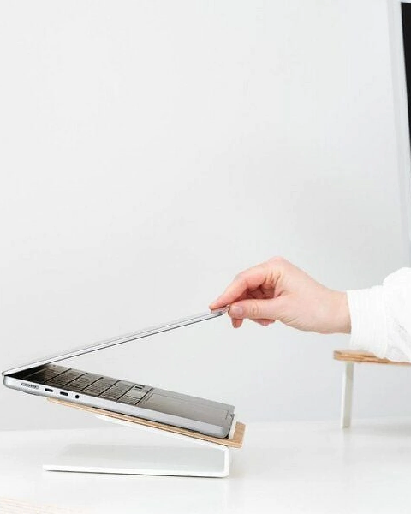 Woodcessories Premium Laptop Ständer aus Holz für 10-16 Zoll - Walnuss/Eiche – Ansicht 3