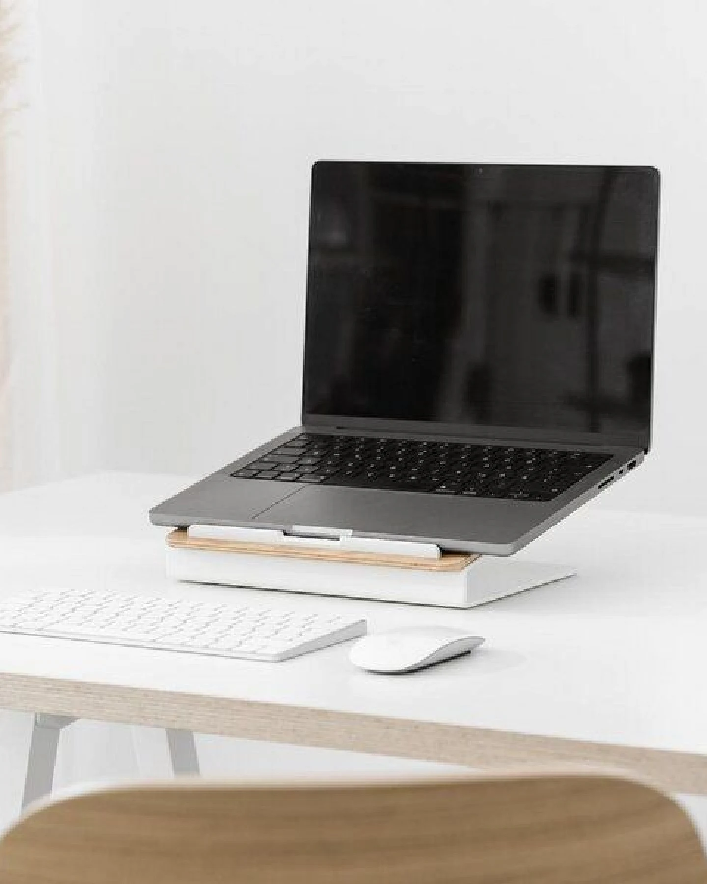 Woodcessories Premium Laptop Ständer aus Holz für 10-16 Zoll - Walnuss/Eiche – Ansicht 4