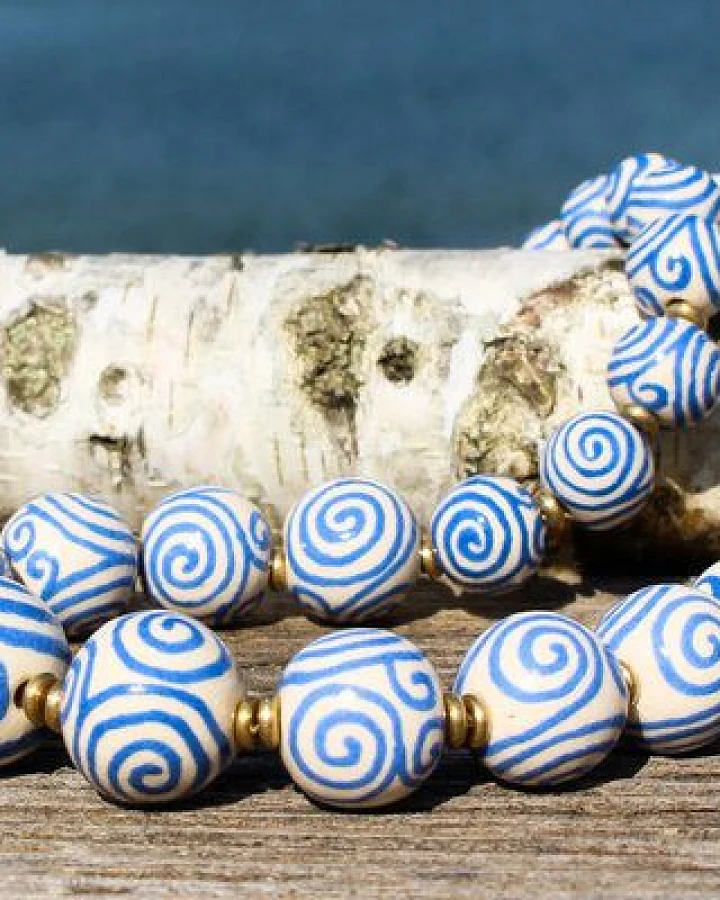 Schönes aus Indochina Halskette aus Keramik mit Spiralmuster