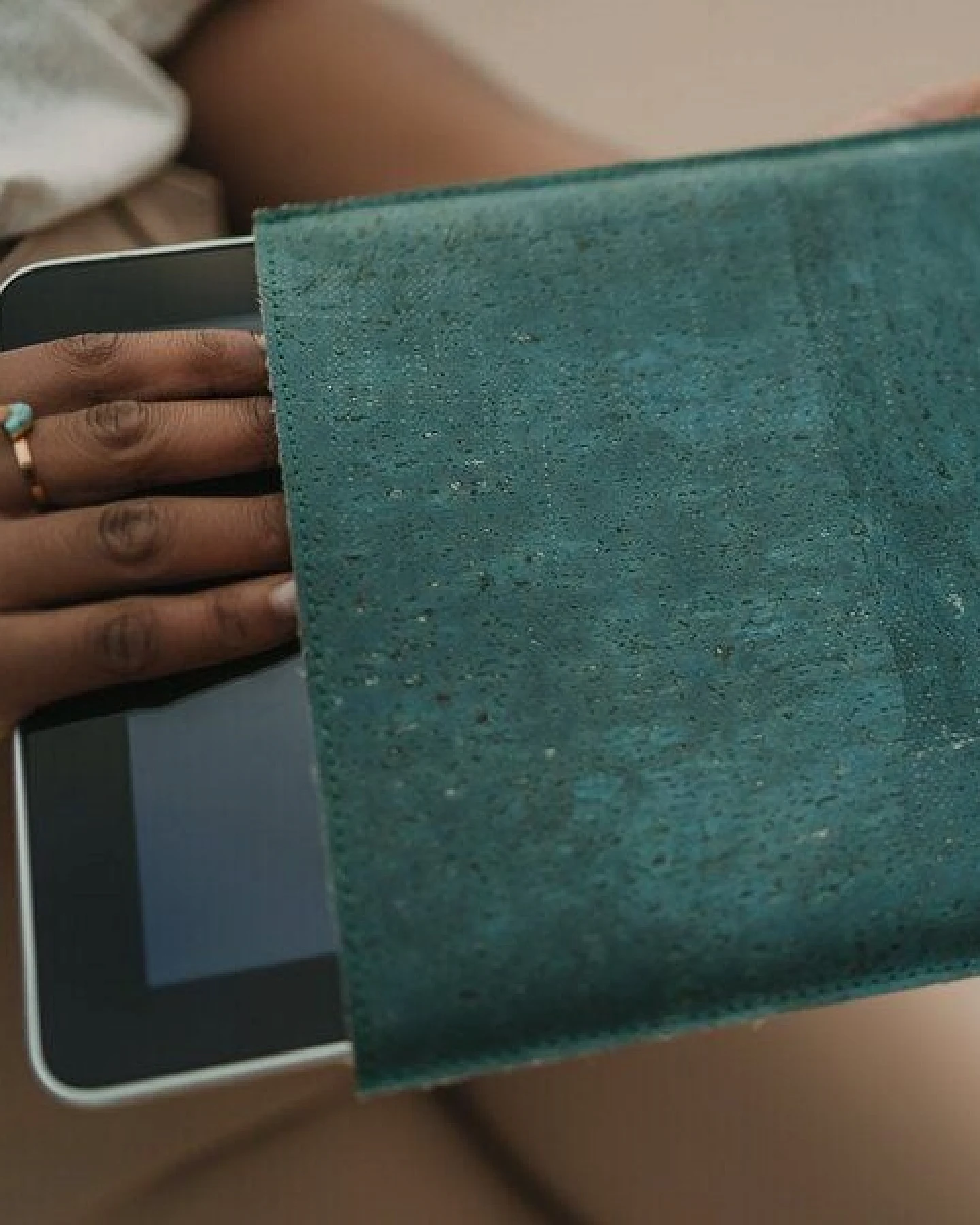 Bag Affair Tablet-Hülle vegan aus CORKonLINEN – Ansicht 3
