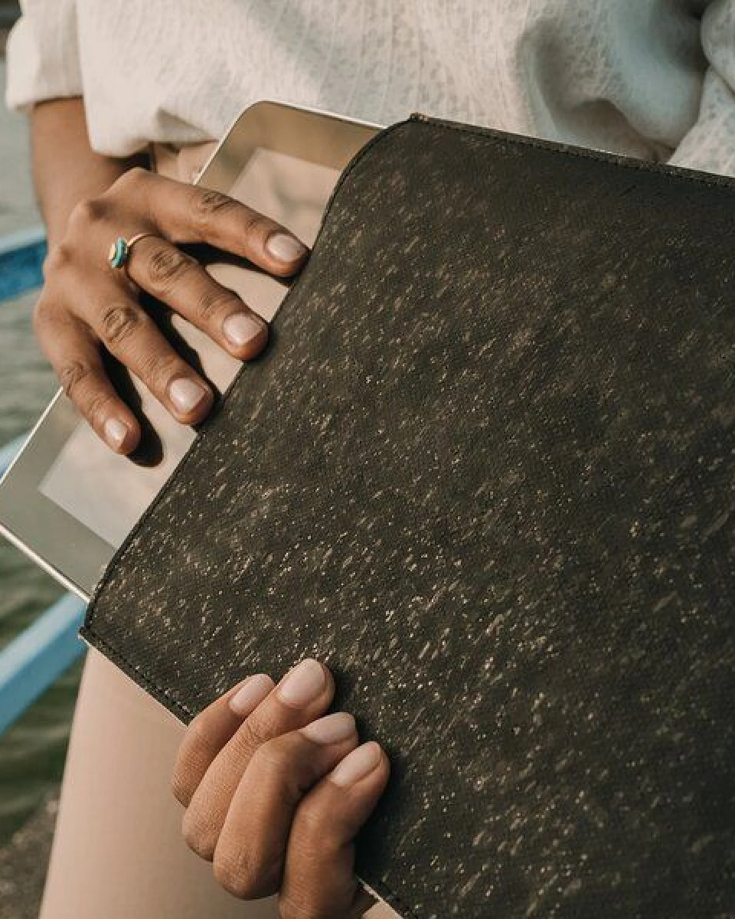 Bag Affair Tablet-Hülle vegan aus CORKonLINEN – Ansicht 3