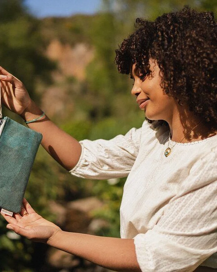 Bag Affair Clutch mit Handschlaufe aus CORKonLINEN