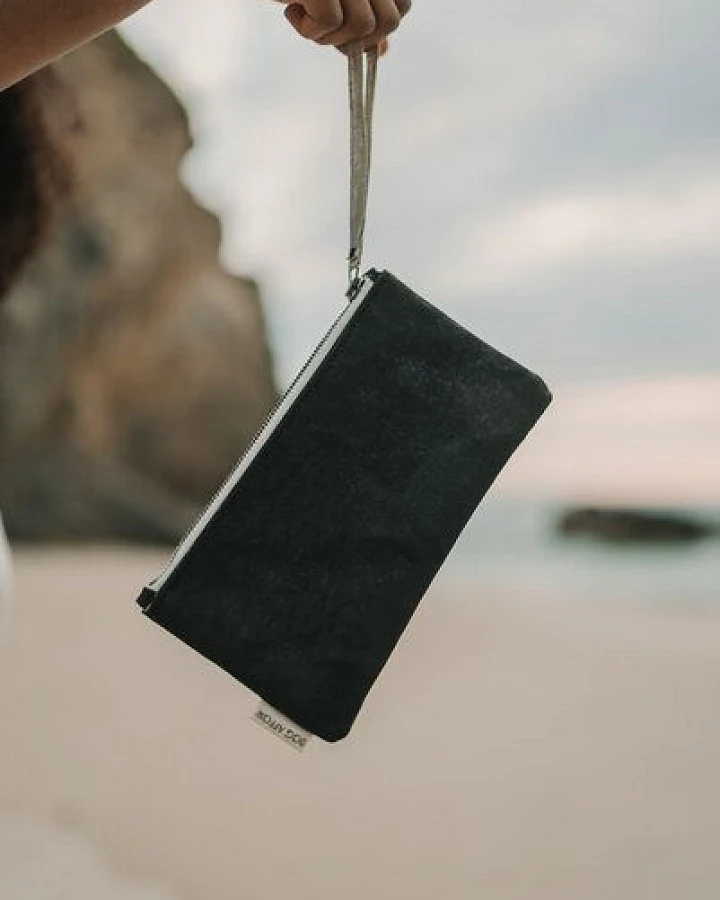 Bag Affair Clutch mit Handschlaufe aus CORKonLINEN
