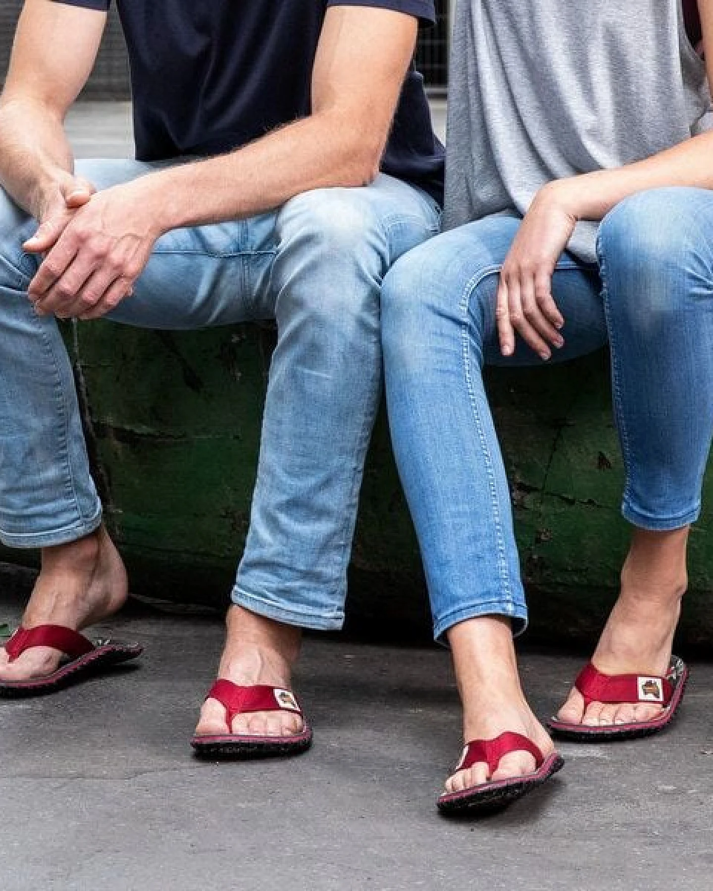 GUMBIES Grey Hibiscus - Nachhaltige Zehensandalen für Damen und Herren – Ansicht 4