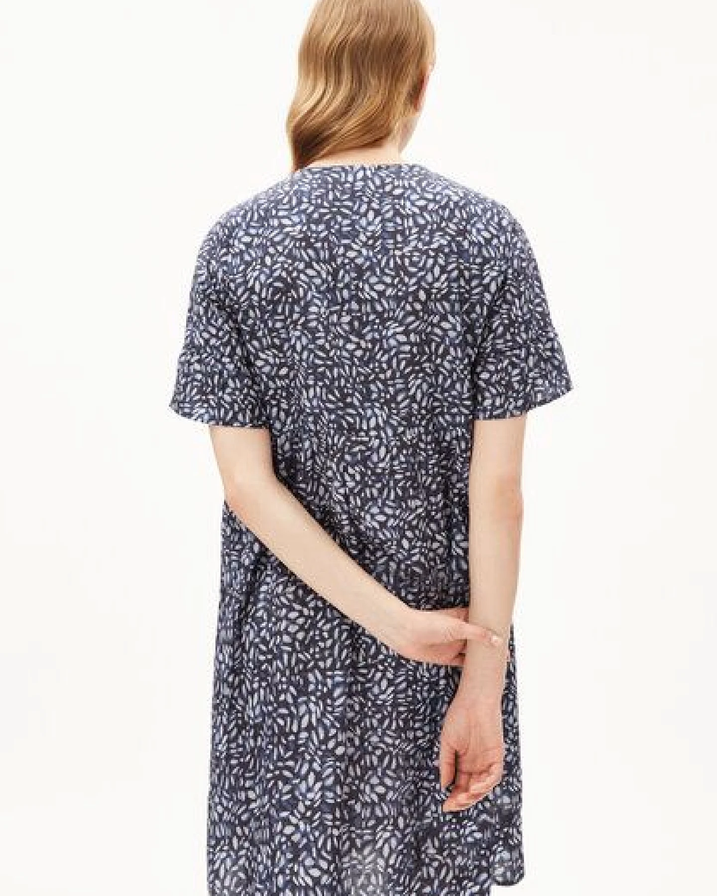 ARMEDANGELS AAINO WATER DOTS - Damen Webkleid mit 100% carbon-zero TENCEL Faseranteil – Ansicht 2