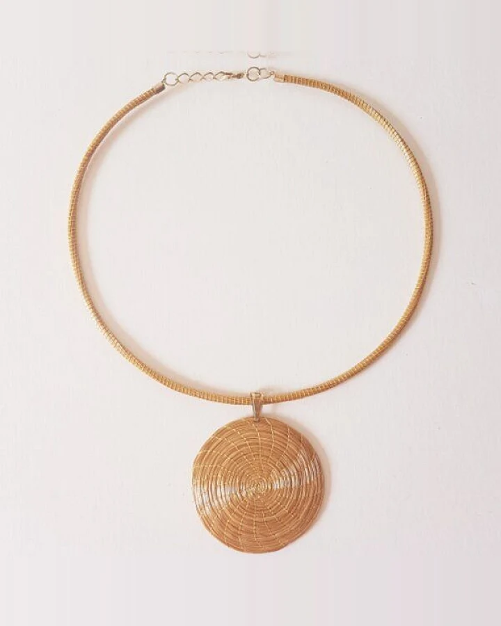 BAGHI Collier Paulista mit rundem Anhänger aus goldenem Gras