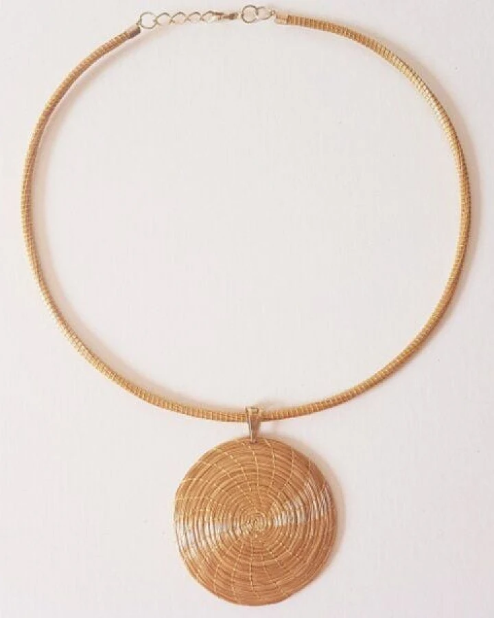 BAGHI Collier Paulista mit rundem Anhänger aus goldenem Gras
