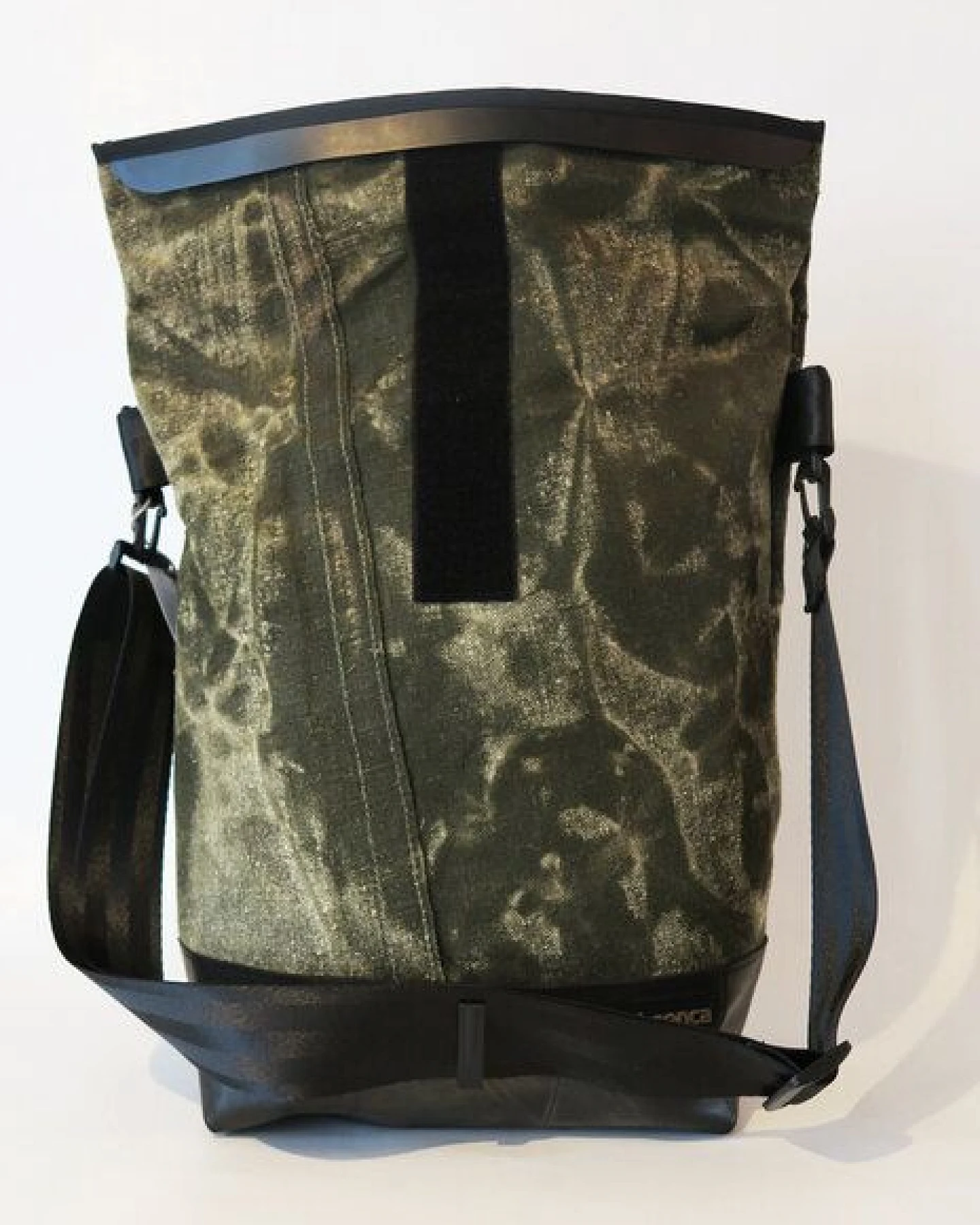 Leonca Upcycling Fahrradtasche aus Leinen oliv dunkel – Ansicht 4