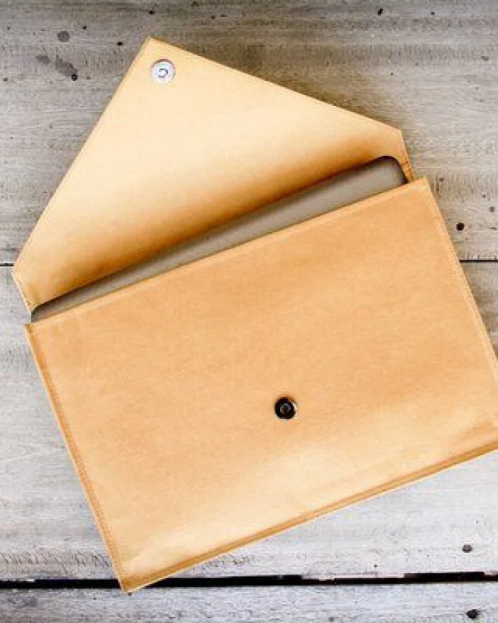 BY COPALA Nachhaltige Laptop-Hülle 15–16 Zoll aus waschbarem Kraftpapier mit Magnetverschluss