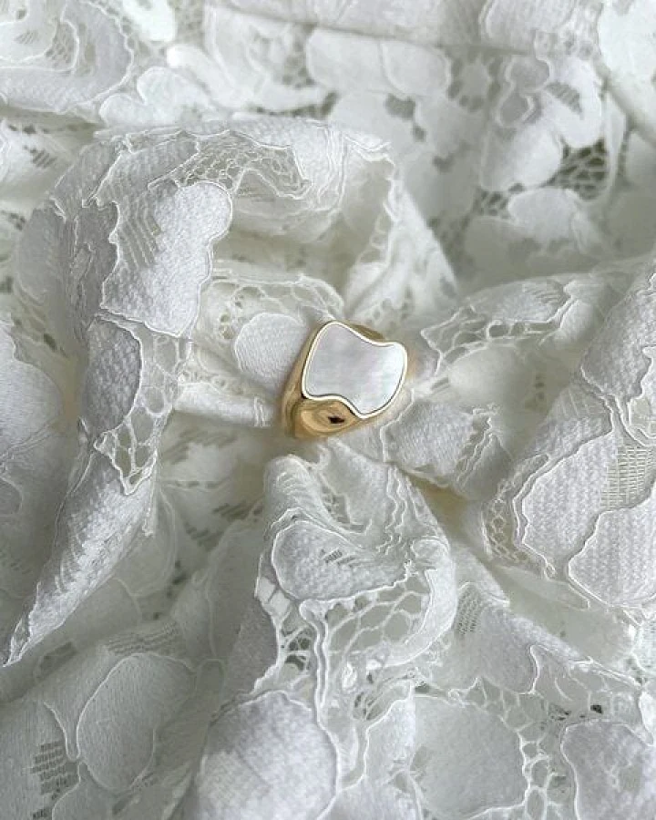 noemvri fashion label asymmetrischer Siegelring gold mit Perlmutteinlage