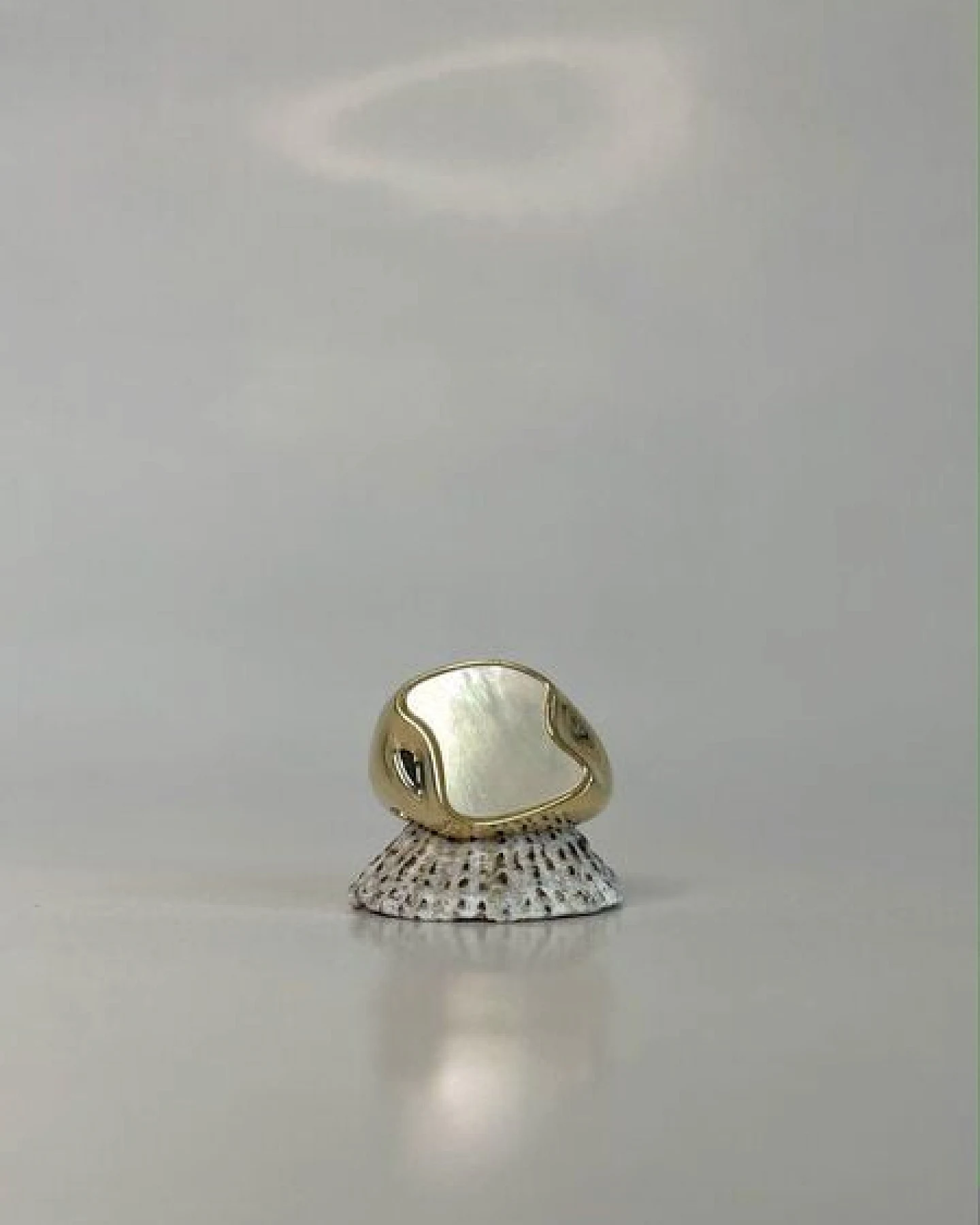 noemvri fashion label asymmetrischer Siegelring gold mit Perlmutteinlage – Ansicht 2