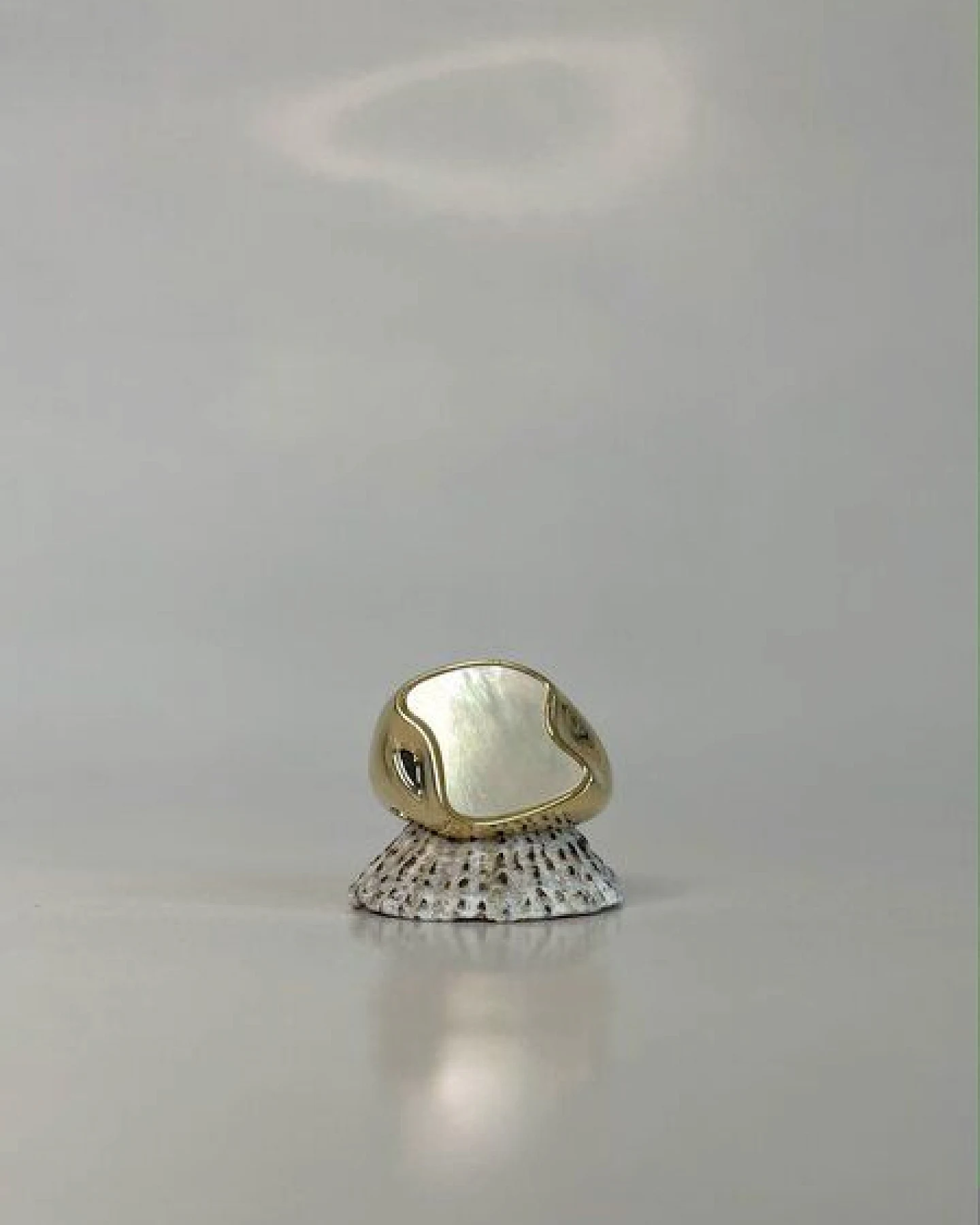 noemvri fashion label asymmetrischer Siegelring gold mit Perlmutteinlage – Ansicht 2