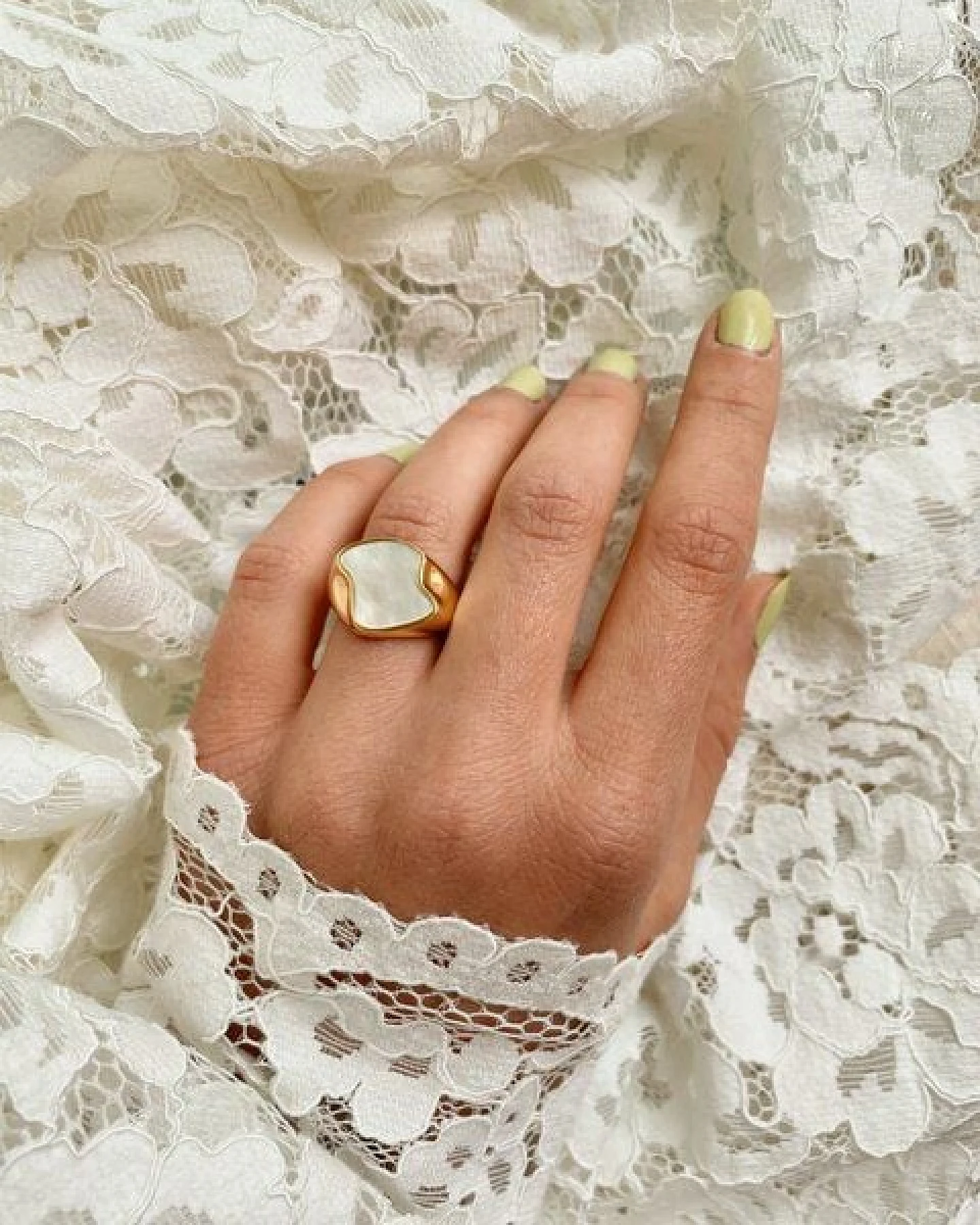 noemvri fashion label asymmetrischer Siegelring gold mit Perlmutteinlage – Ansicht 4