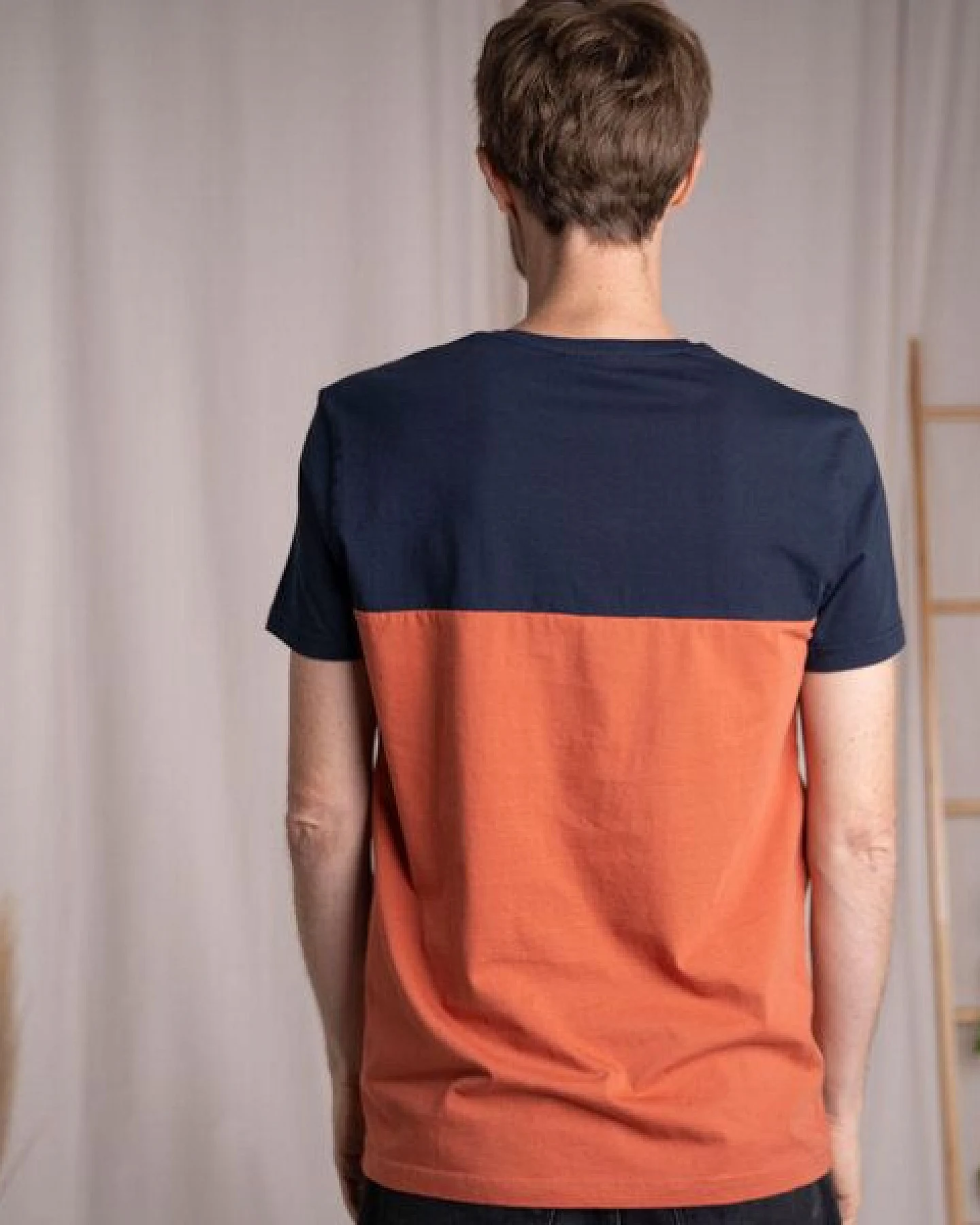 Vresh Clothing Olav - Classic Fit Colourblock T-Shirt aus Biobaumwolle – Ansicht 2