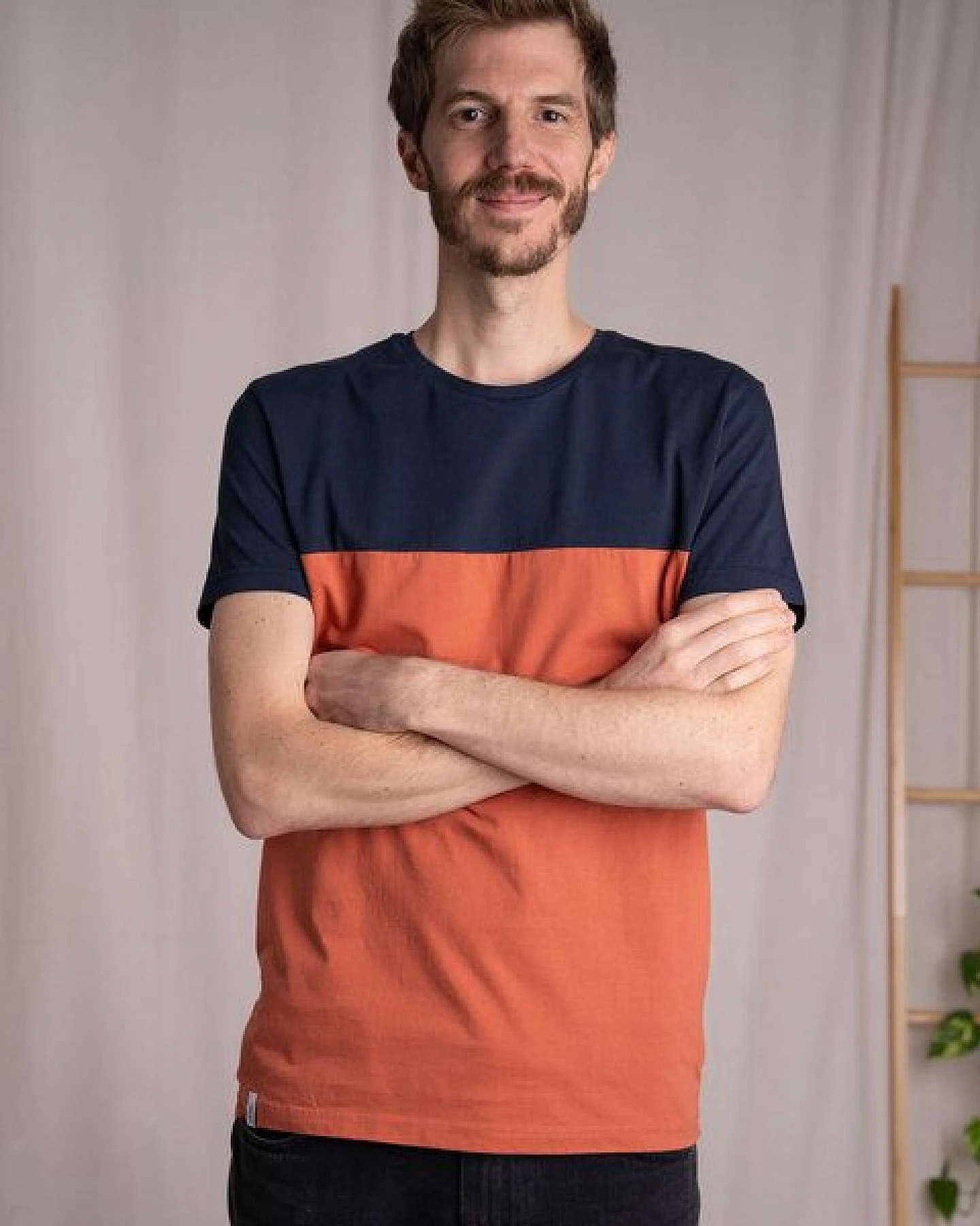 Vresh Clothing Olav - Classic Fit Colourblock T-Shirt aus Biobaumwolle – Ansicht 3