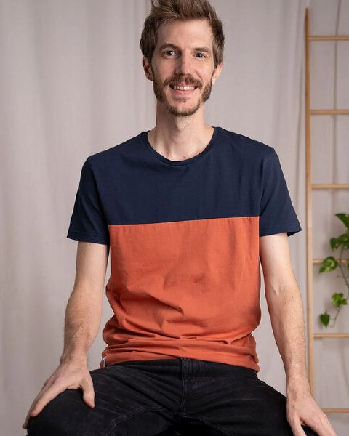 Vresh Clothing Olav - Classic Fit Colourblock T-Shirt aus Biobaumwolle – Ansicht 4