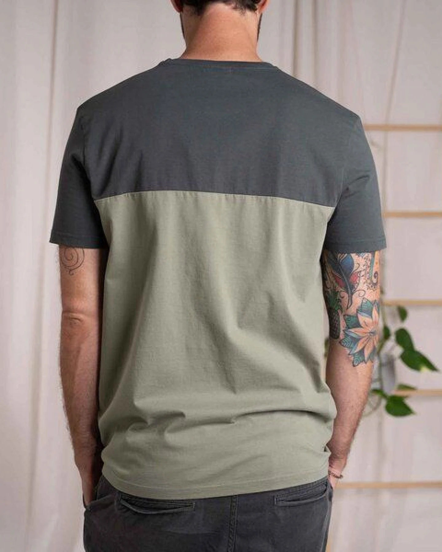 Vresh Clothing Olav - Classic Fit Colourblock T-Shirt aus Biobaumwolle – Ansicht 2