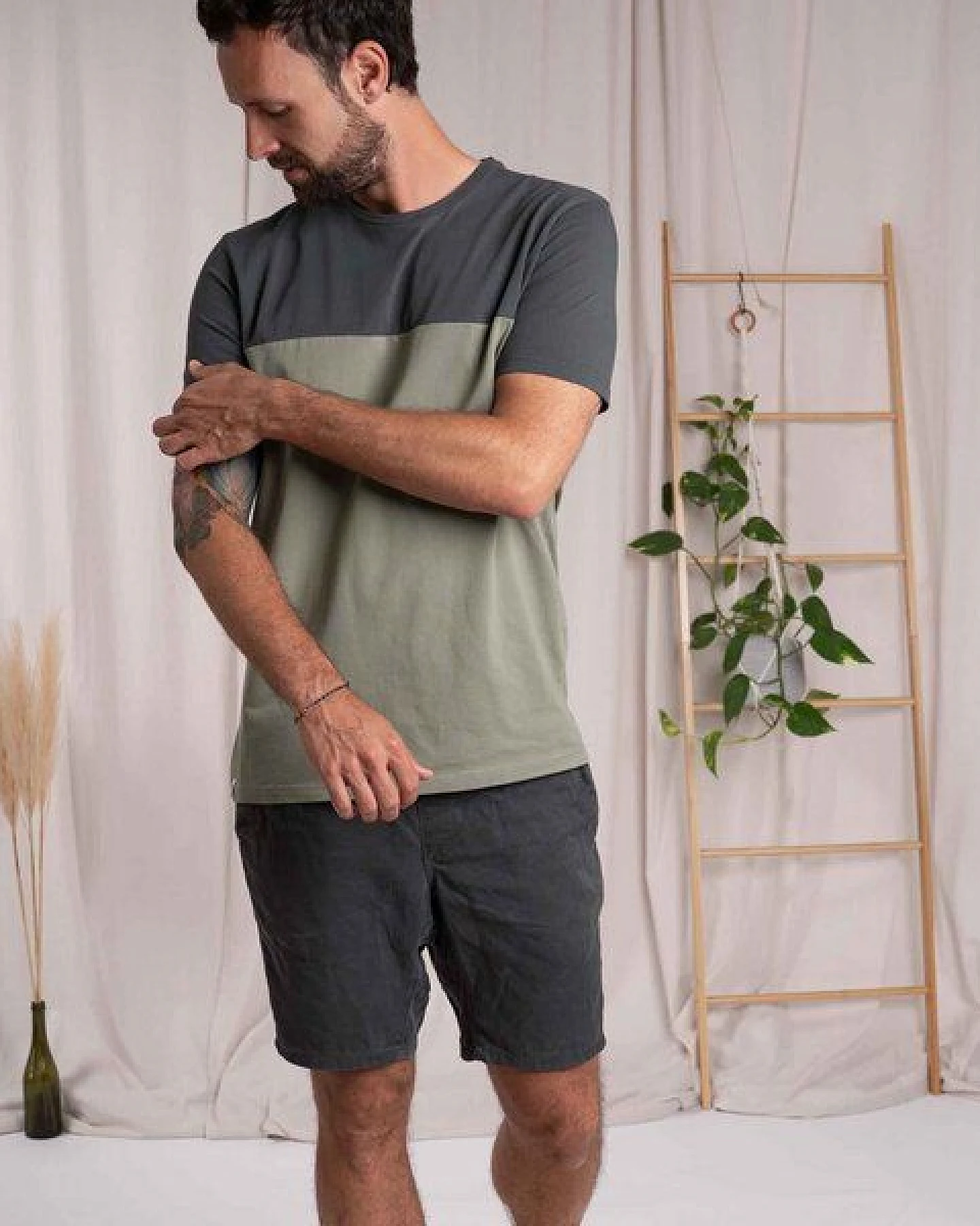 Vresh Clothing Olav - Classic Fit Colourblock T-Shirt aus Biobaumwolle – Ansicht 4