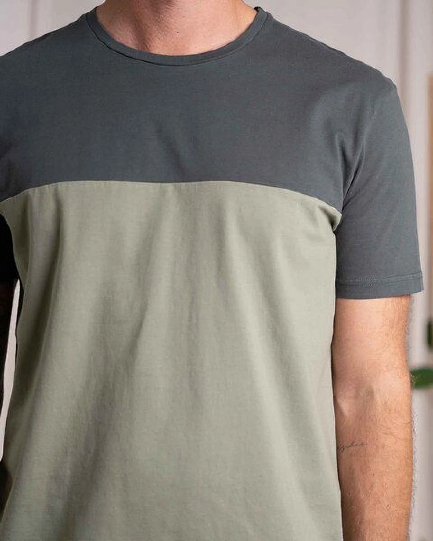 Vresh Clothing Olav - Classic Fit Colourblock T-Shirt aus Biobaumwolle – Ansicht 4