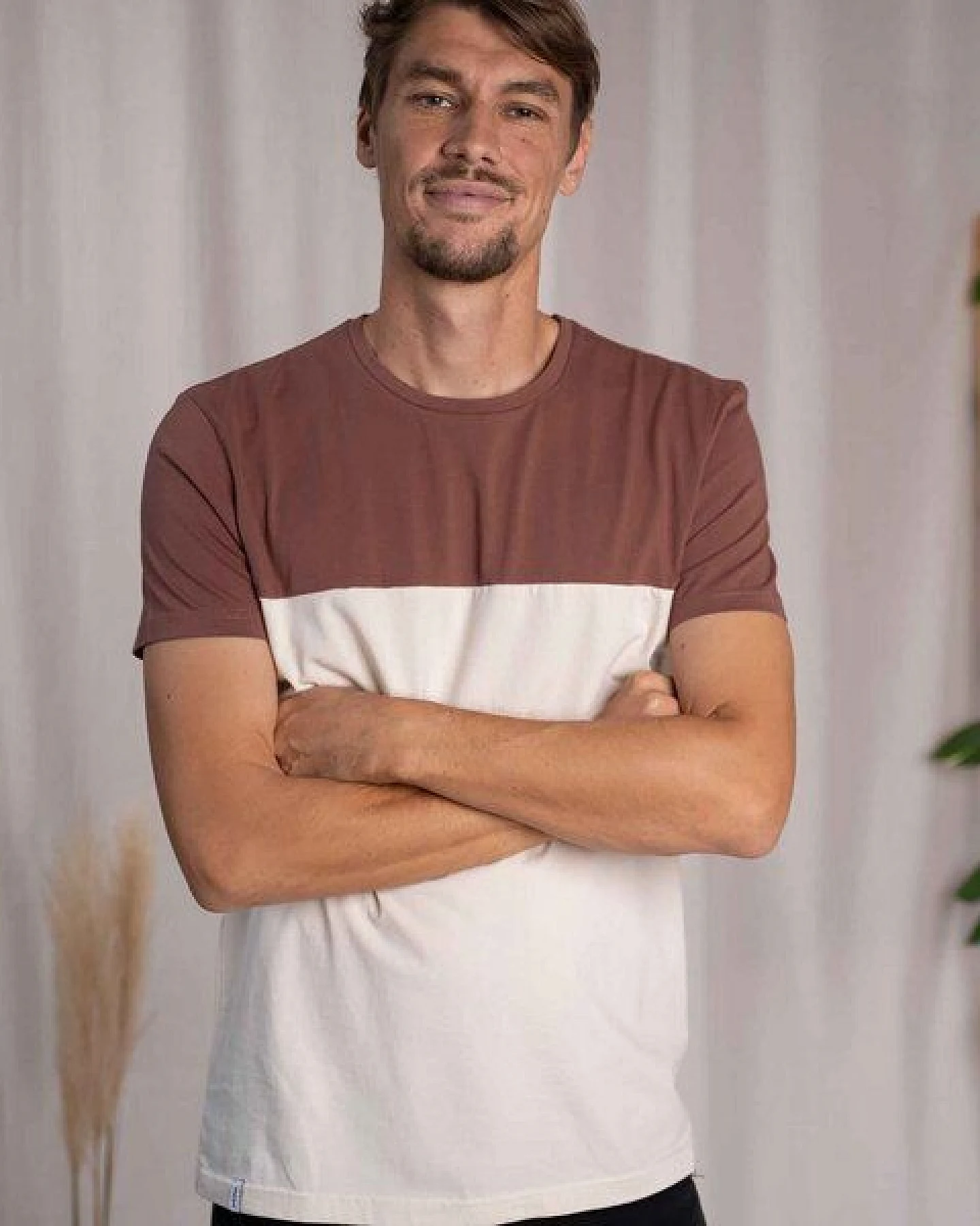Vresh Clothing Olav - Classic Fit Colourblock T-Shirt aus Biobaumwolle – Ansicht 3
