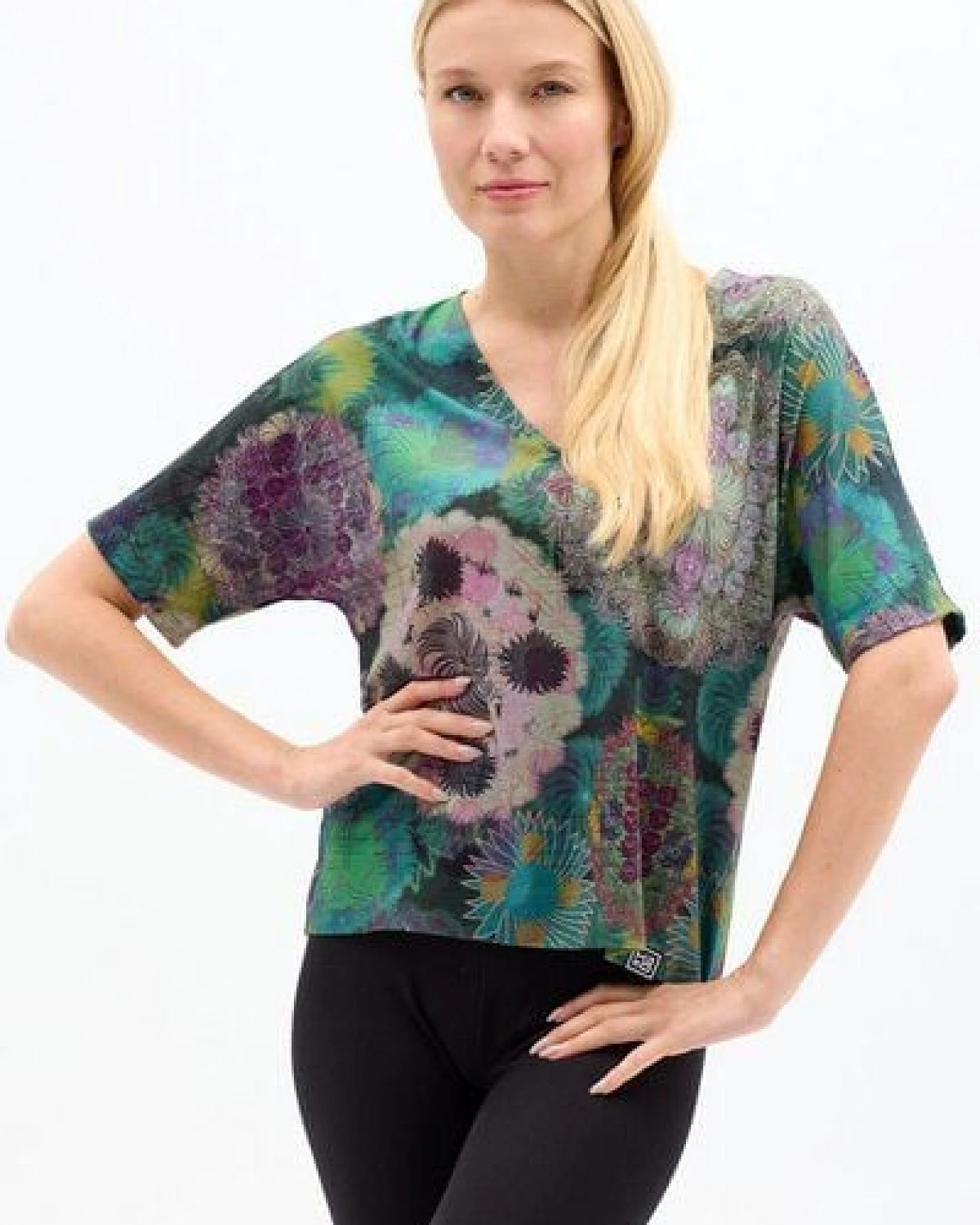 KOKOworld Bluse Soso Be My Valentine Damen – Oversize T-Shirt mit V-Ausschnitt & Ellbogenärmel – aus nachhaltiger Viskose – perfekt für Yoga, Pilates & Alltag – fair in der EU produziert – Ansicht 4
