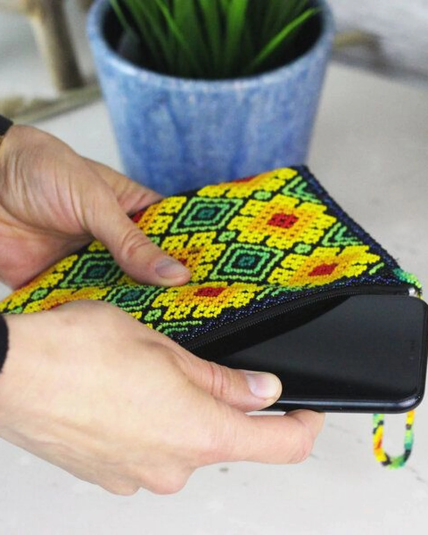 Mitienda Shop Clutch aus Glasperlen, Huichol Unikat aus Mexiko – Ansicht 3