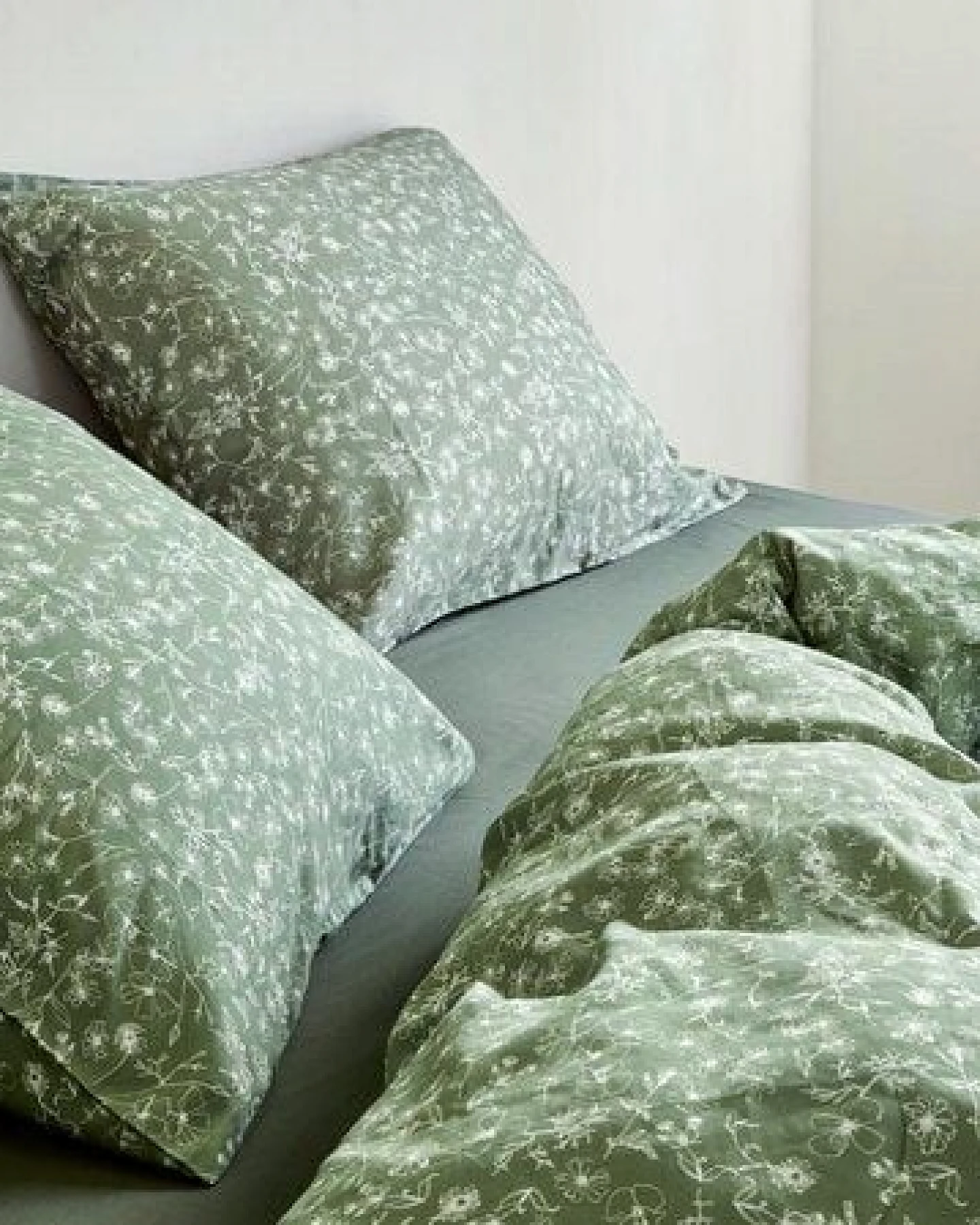 Bettwäsche Fields Of Olive "Yumeko" aus Bio-Baumwollsatin – Ansicht 3