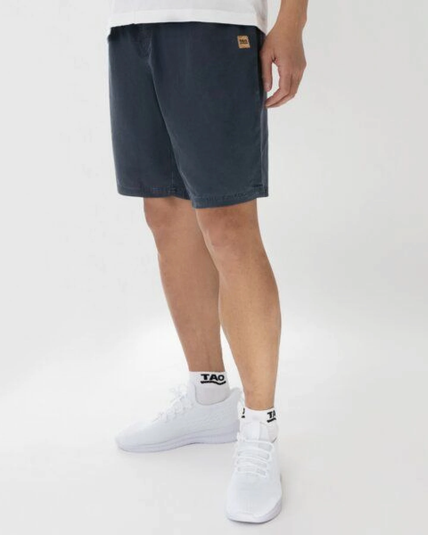 TAO Sportswear Kühlende Herren Freizeitshort Ferdi aus Holzfasern – Ansicht 2