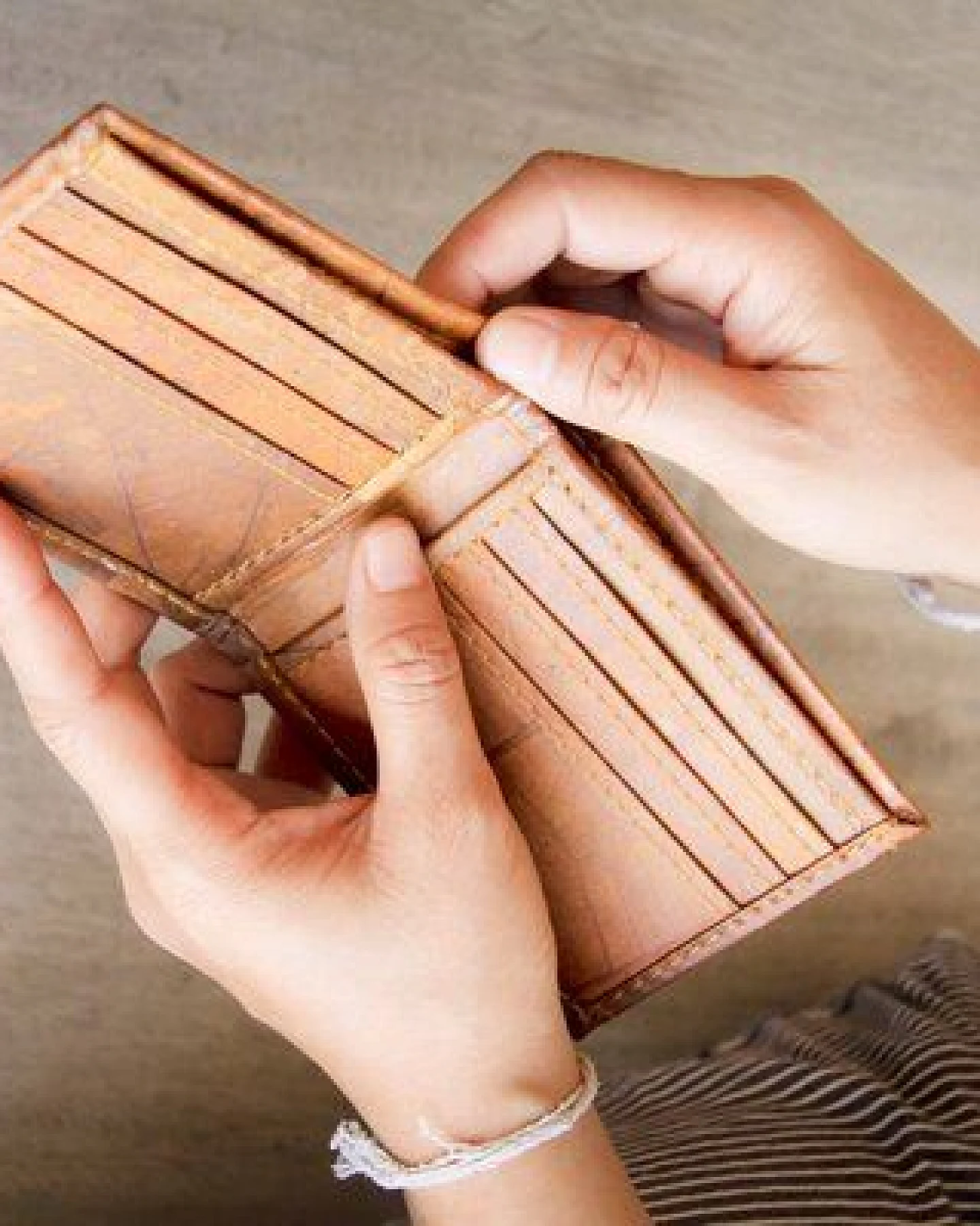 BY COPALA Portemonnaie aus laminierten Blättern in braun, 1-fach gefaltet – Ansicht 2