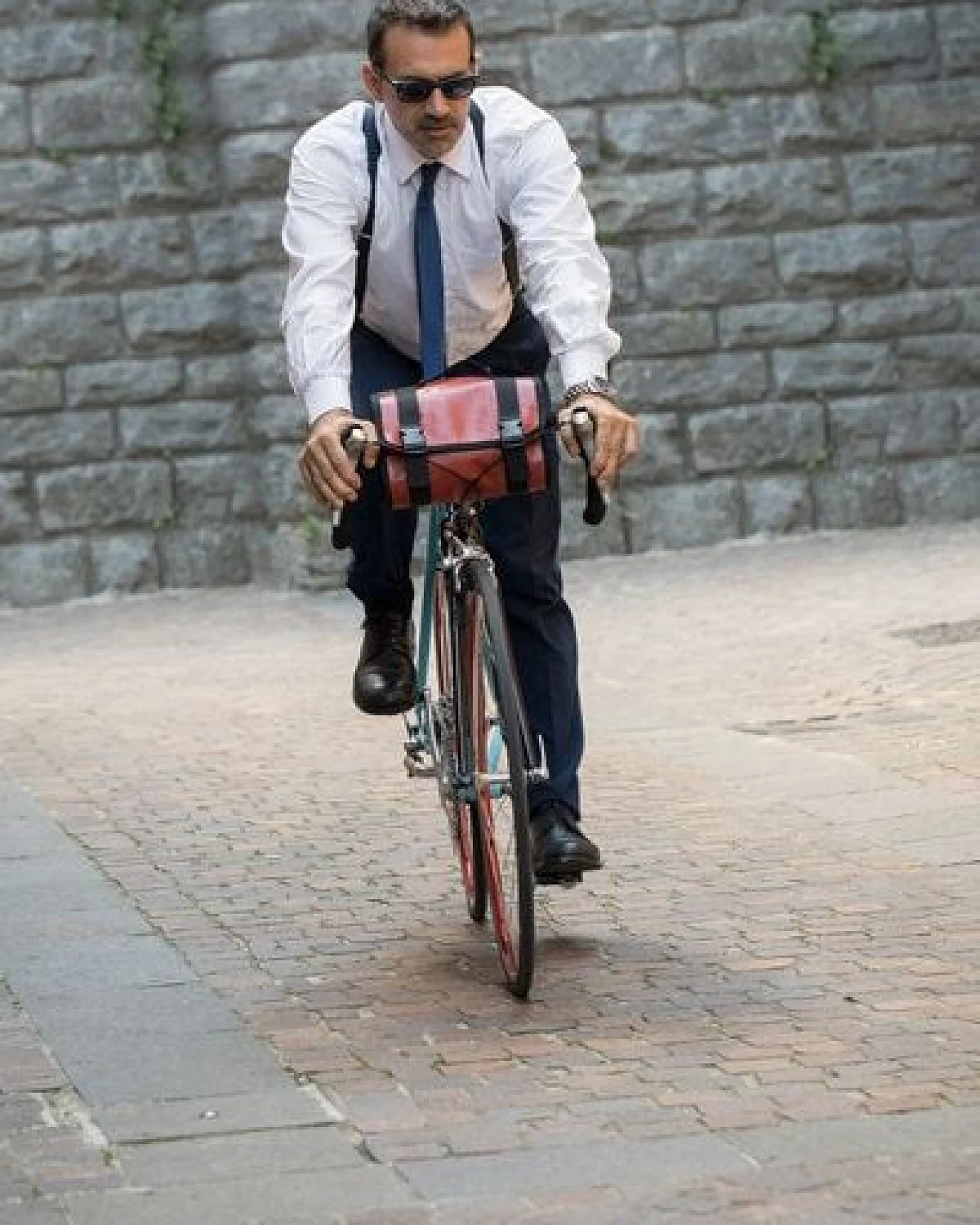 Smateria IKI vegane handgefertigte Fahrradtasche recycelt- Satteltasche/ Umhängetasche – Ansicht 4