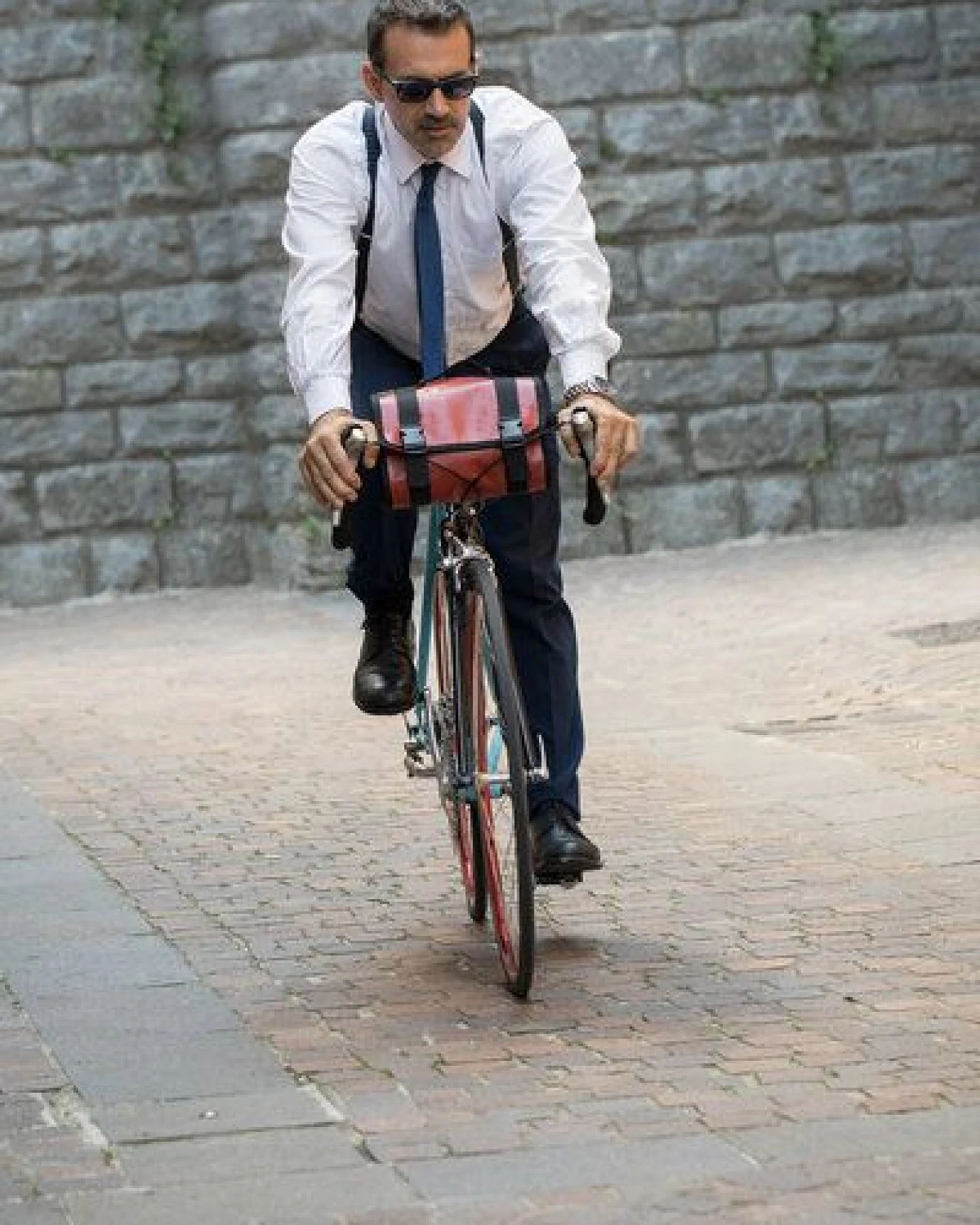 Smateria IKI vegane handgefertigte Fahrradtasche recycelt- Satteltasche/ Umhängetasche – Ansicht 4