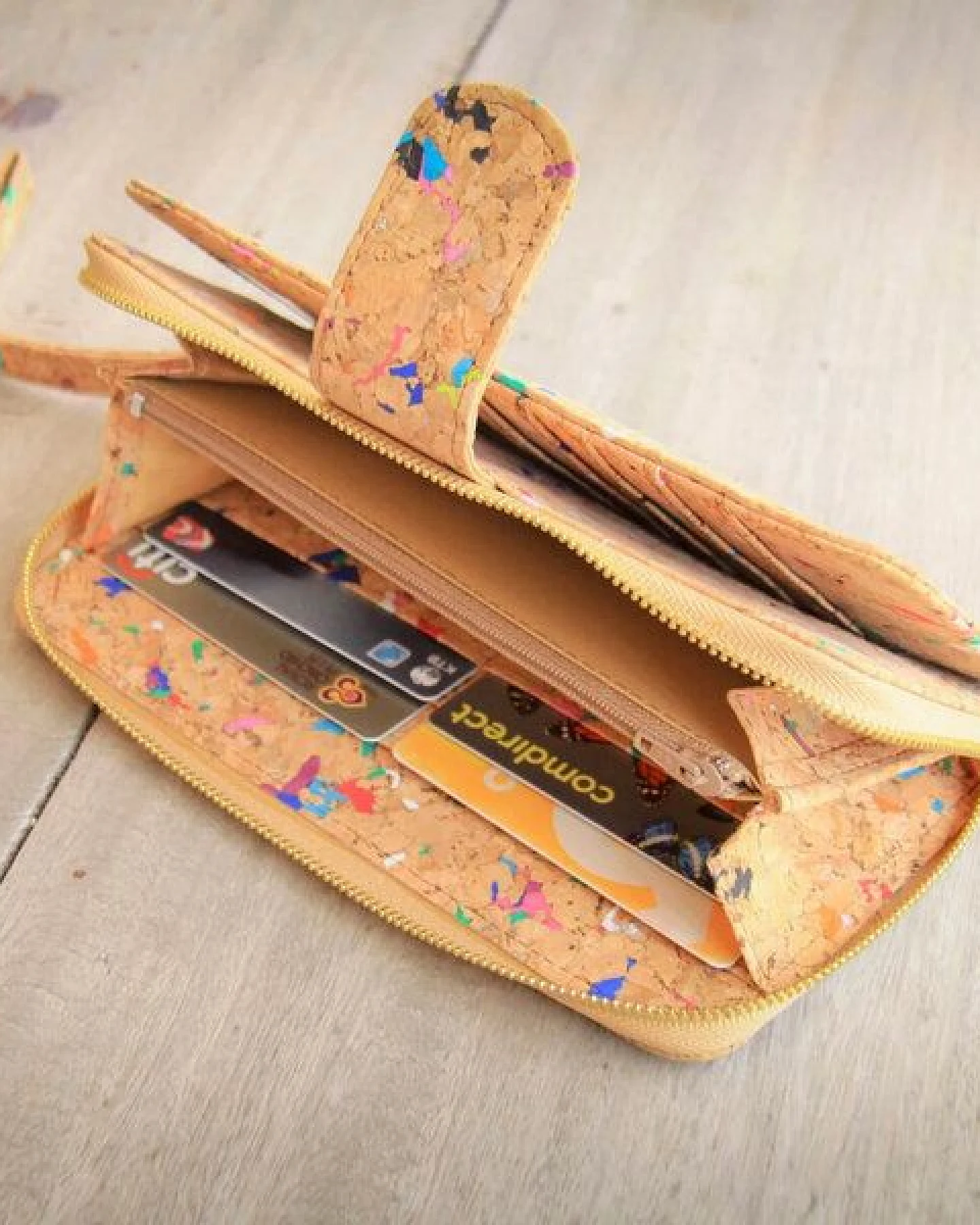 BY COPALA Portemonnaie aus Kork mit Farbakzenten und Zipper – Ansicht 2