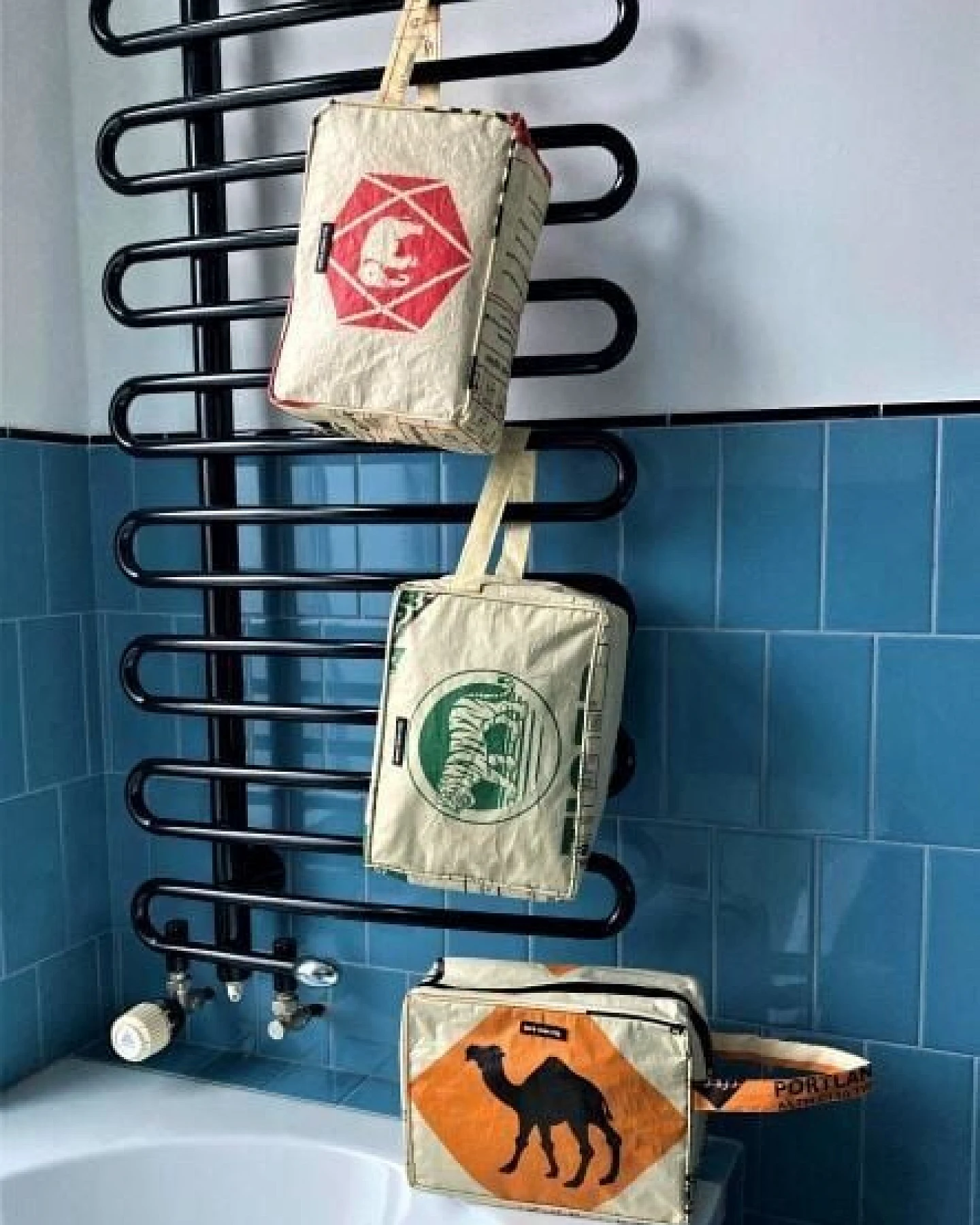 MoreThanHip Kulturbeutel aus recyceltem Zement- oder Fischfuttersack - Yindee – Ansicht 3