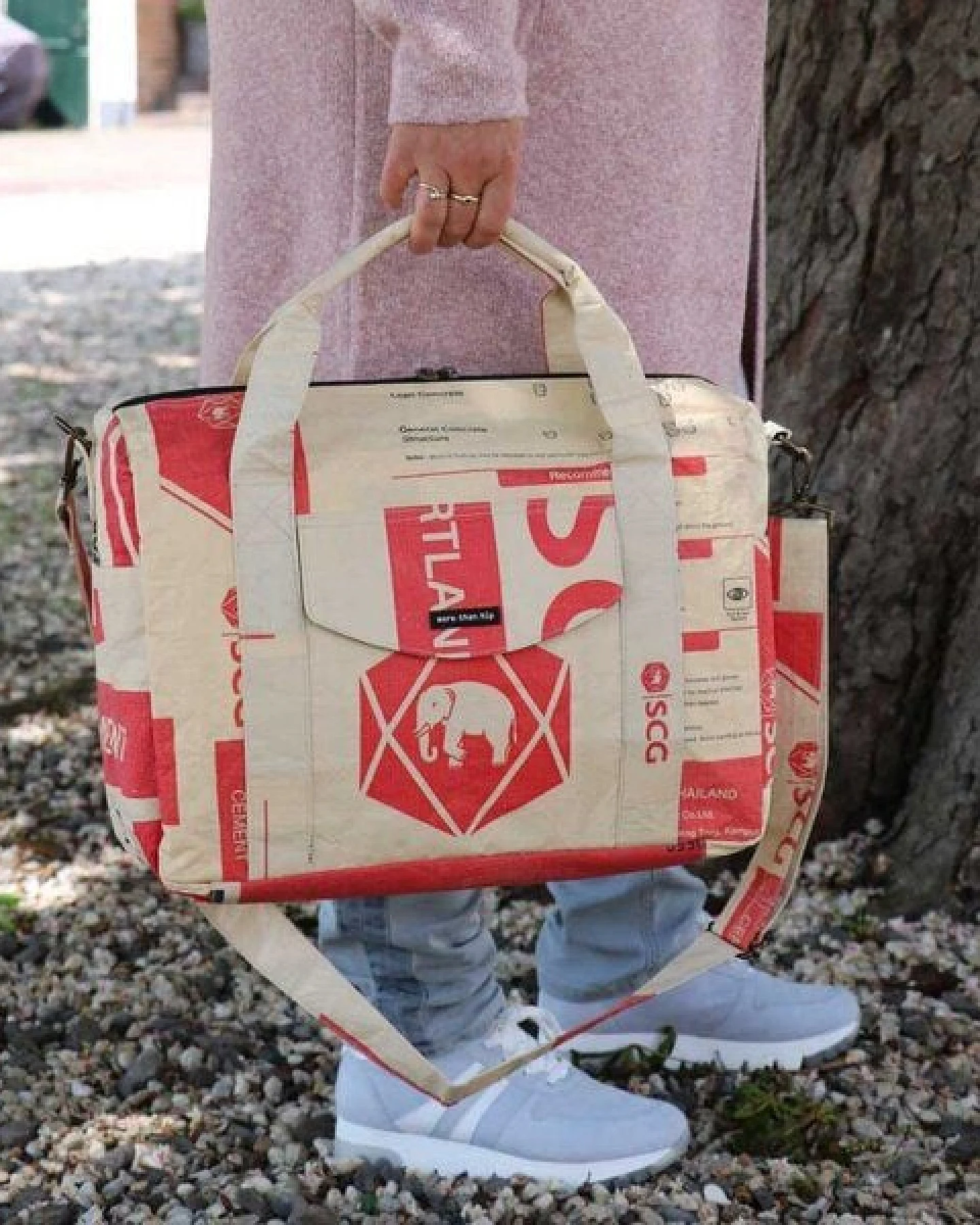 MoreThanHip Große Laptop-/Arbeitstasche (15,6 Zoll) recycelte Zement- /Fischfuttersäcke - Kiri – Ansicht 4