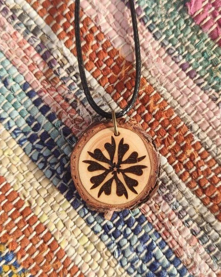 Himal Hemp Klitoris Mandala JANA Anhänger aus Zirbenholz