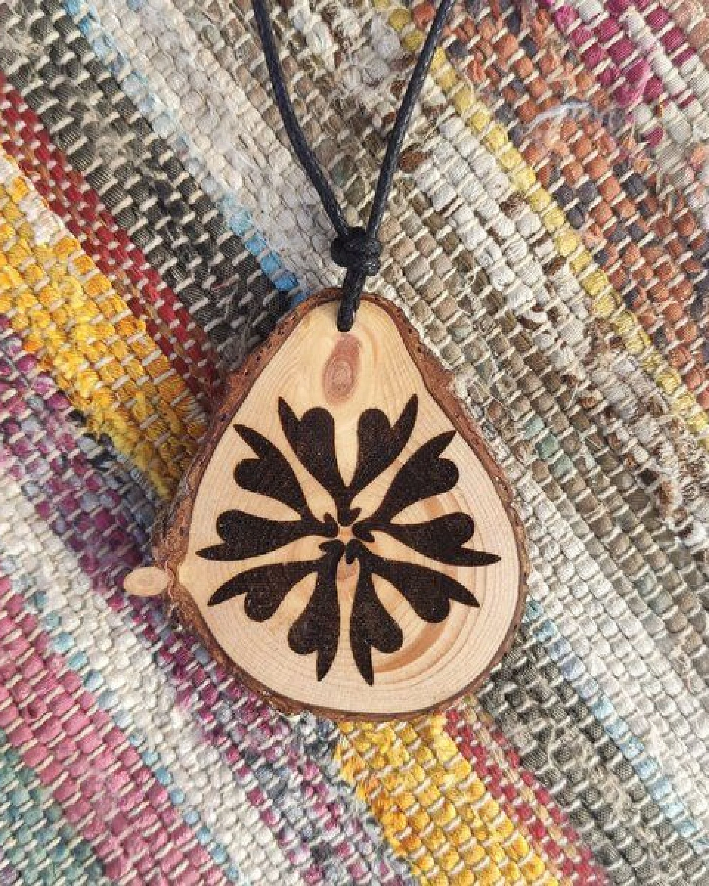 Himal Hemp Klitoris Mandala JANA Anhänger aus Zirbenholz – Ansicht 2