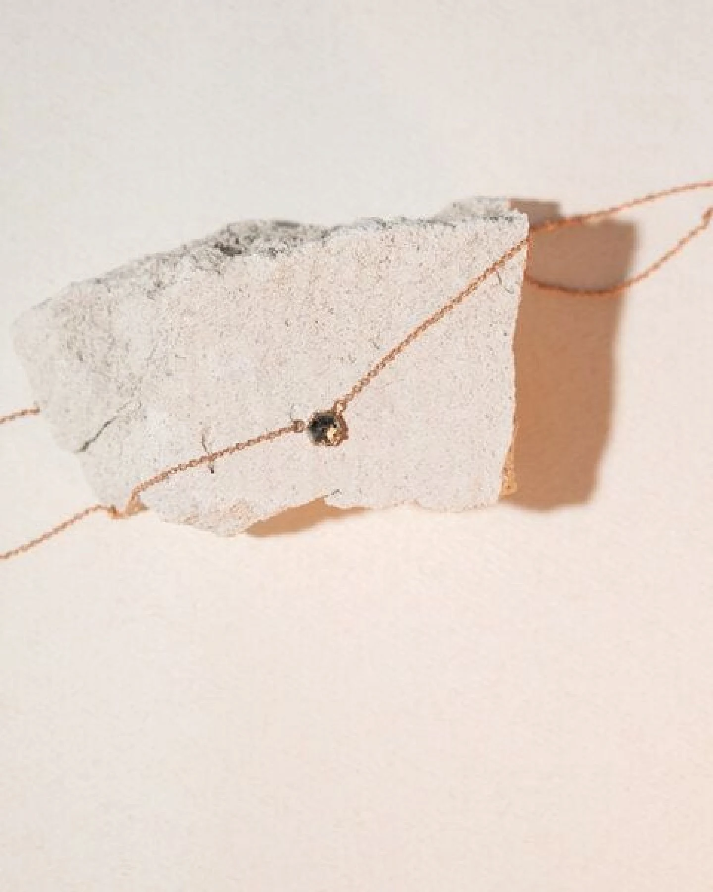 Eppi Kette mit einem Salt and Pepper Diamanten Mejia – Ansicht 3