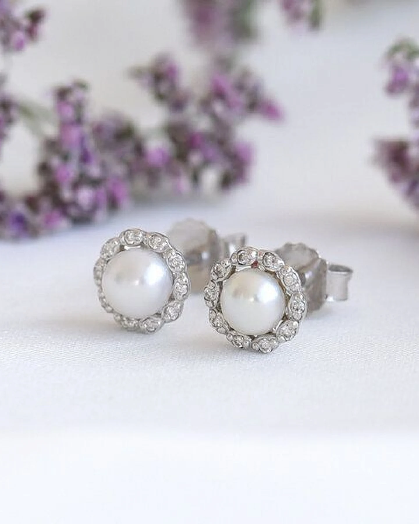 Eppi Silberne Halo-Ohrringe mit Diamanten und Perlen Arabella – Ansicht 2