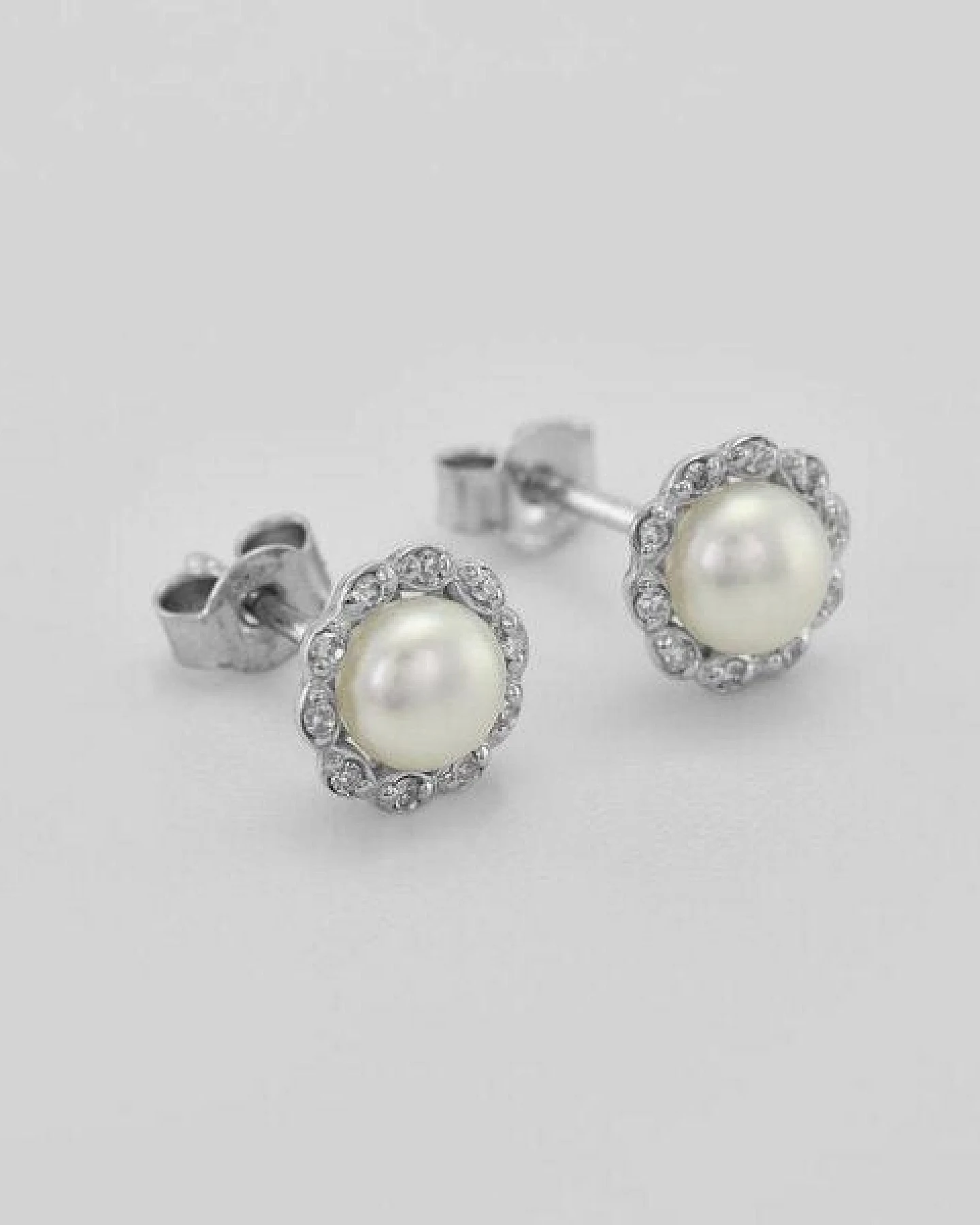 Eppi Silberne Halo-Ohrringe mit Diamanten und Perlen Arabella – Ansicht 3