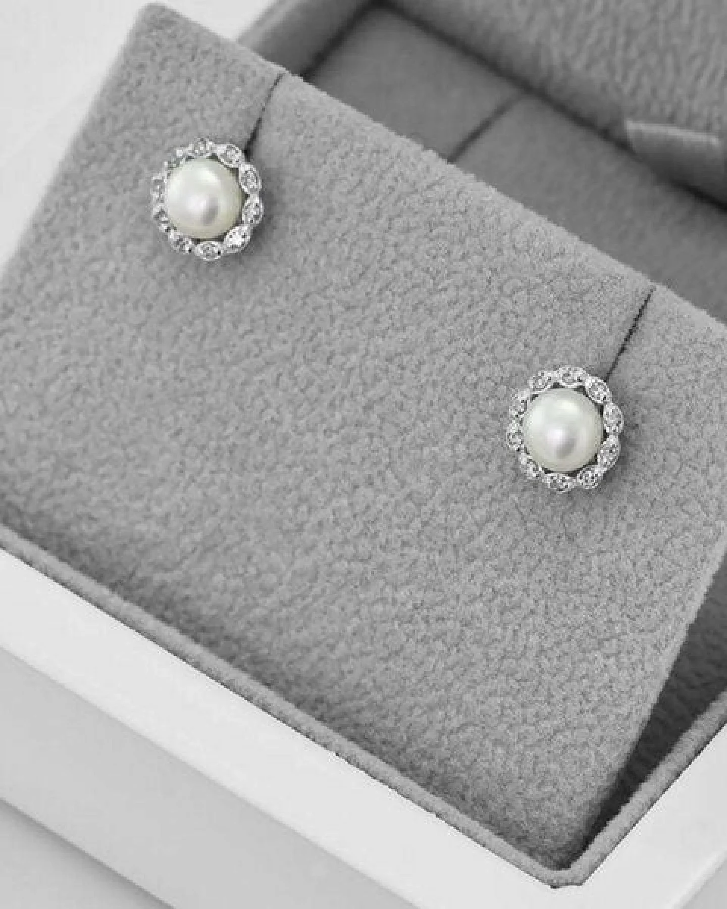 Eppi Silberne Halo-Ohrringe mit Diamanten und Perlen Arabella – Ansicht 4