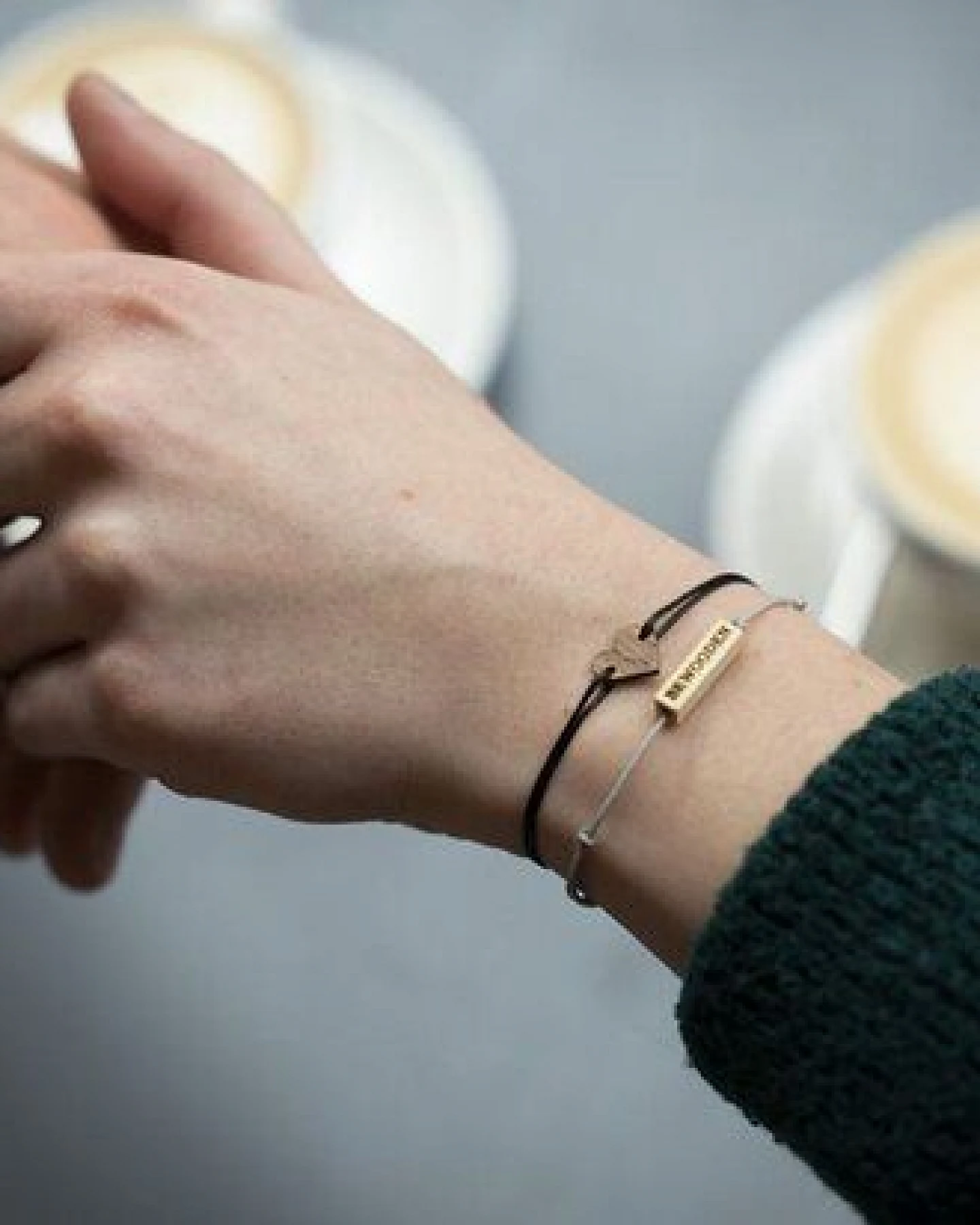 BeWooden Zarte Armbänder mit Holzdetail - Verschiedene Farben – Ansicht 3