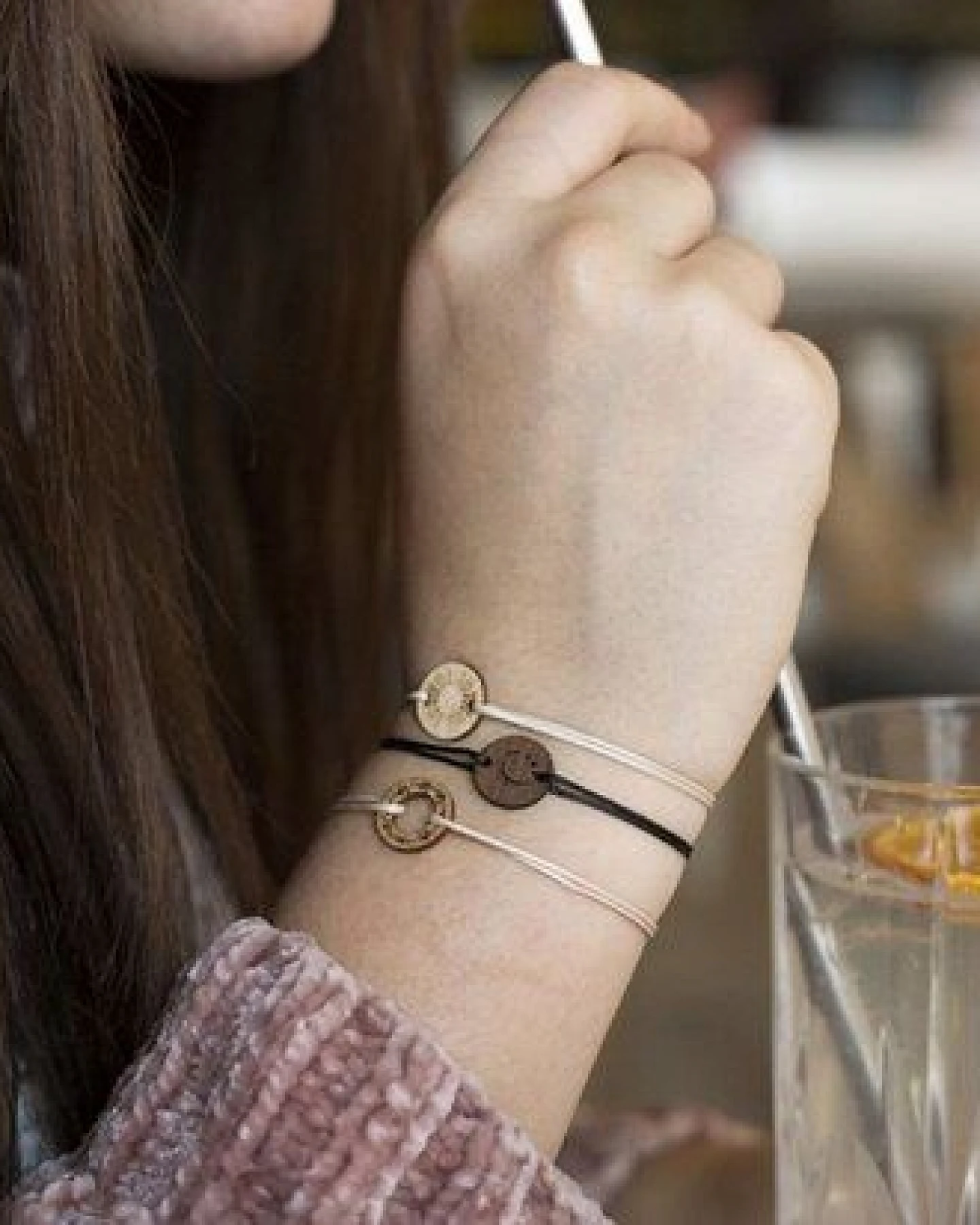 BeWooden Zarte Armbänder mit Holzdetail - Verschiedene Farben – Ansicht 3