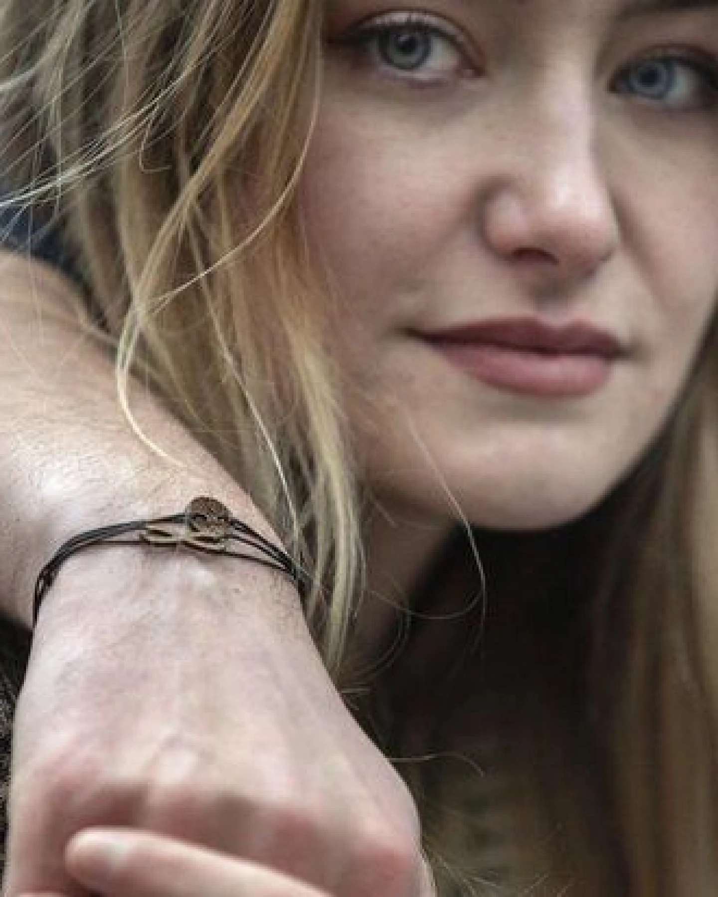 BeWooden Zarte Armbänder mit Holzdetail - Verschiedene Farben – Ansicht 3