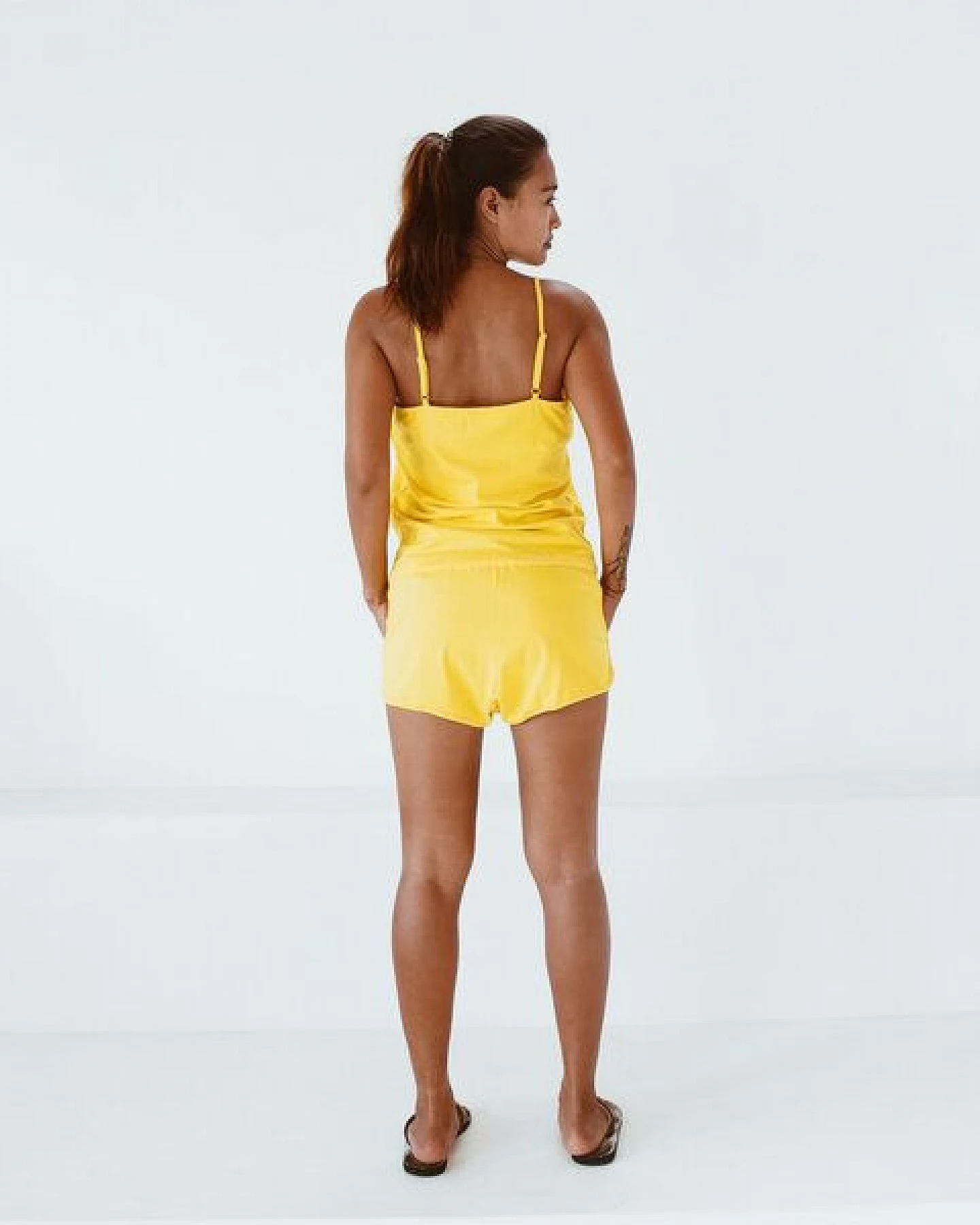 The Driftwood Tales Mini-Jumpsuit aus Jerseystoff/recycelt in den Farben Gelbgrün und Schwarz – Ansicht 3