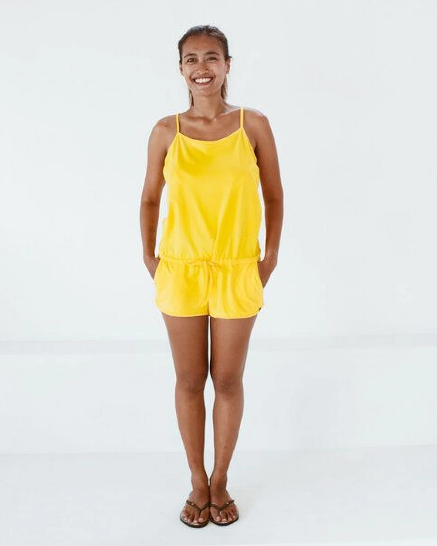 The Driftwood Tales Mini-Jumpsuit aus Jerseystoff/recycelt in den Farben Gelbgrün und Schwarz – Ansicht 2