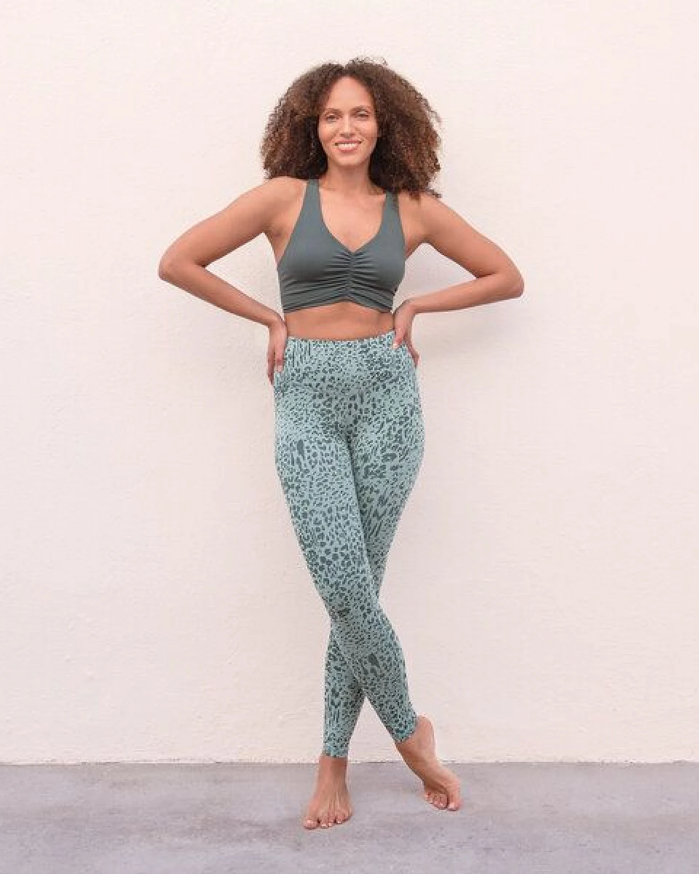 Jaya SUSAN ANIMAL - High-Rise Leggings mit Allover-Animal-Print – Ansicht 2